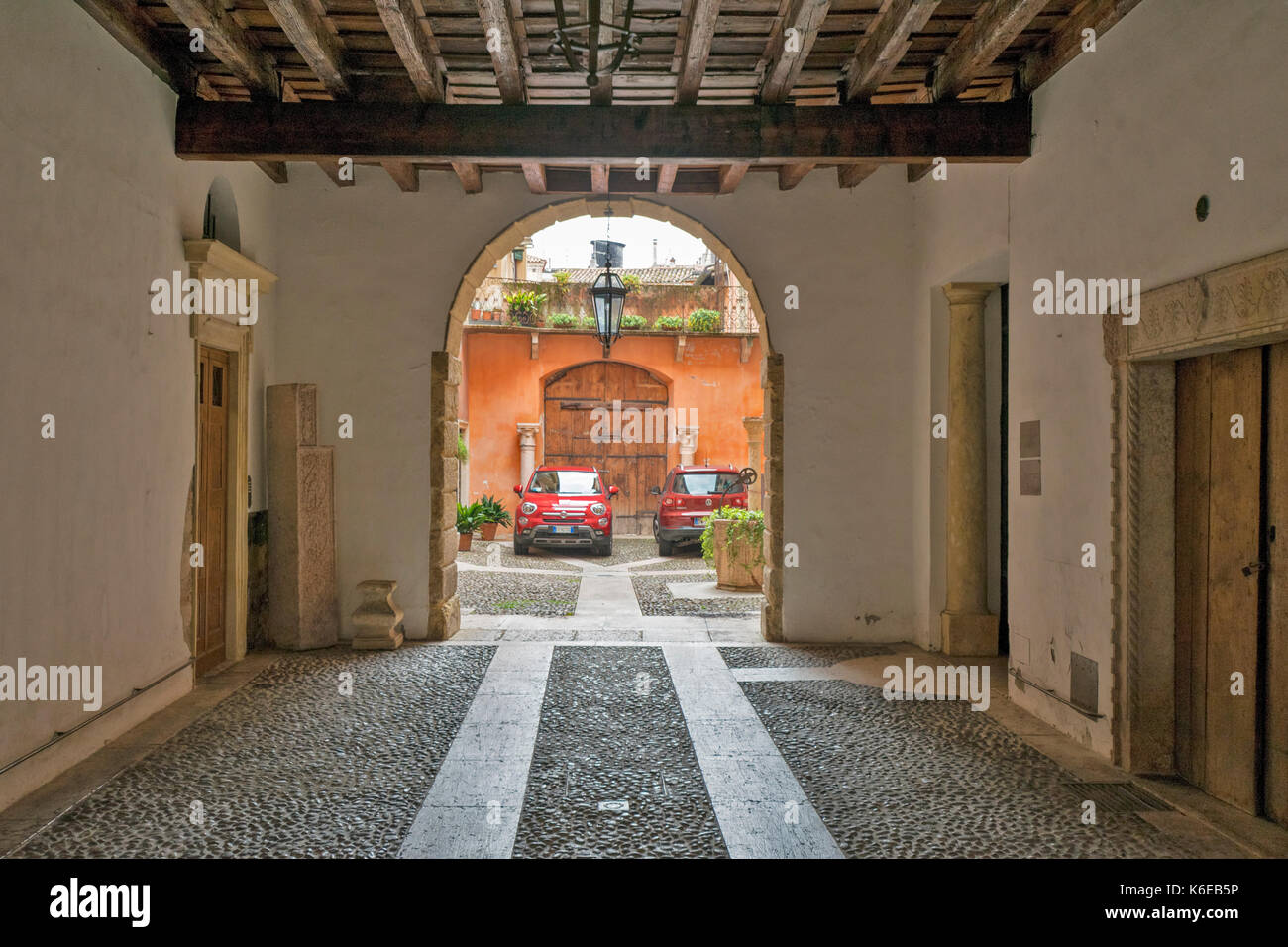 Italie VERONA COUR ET COBBLE STONES Banque D'Images