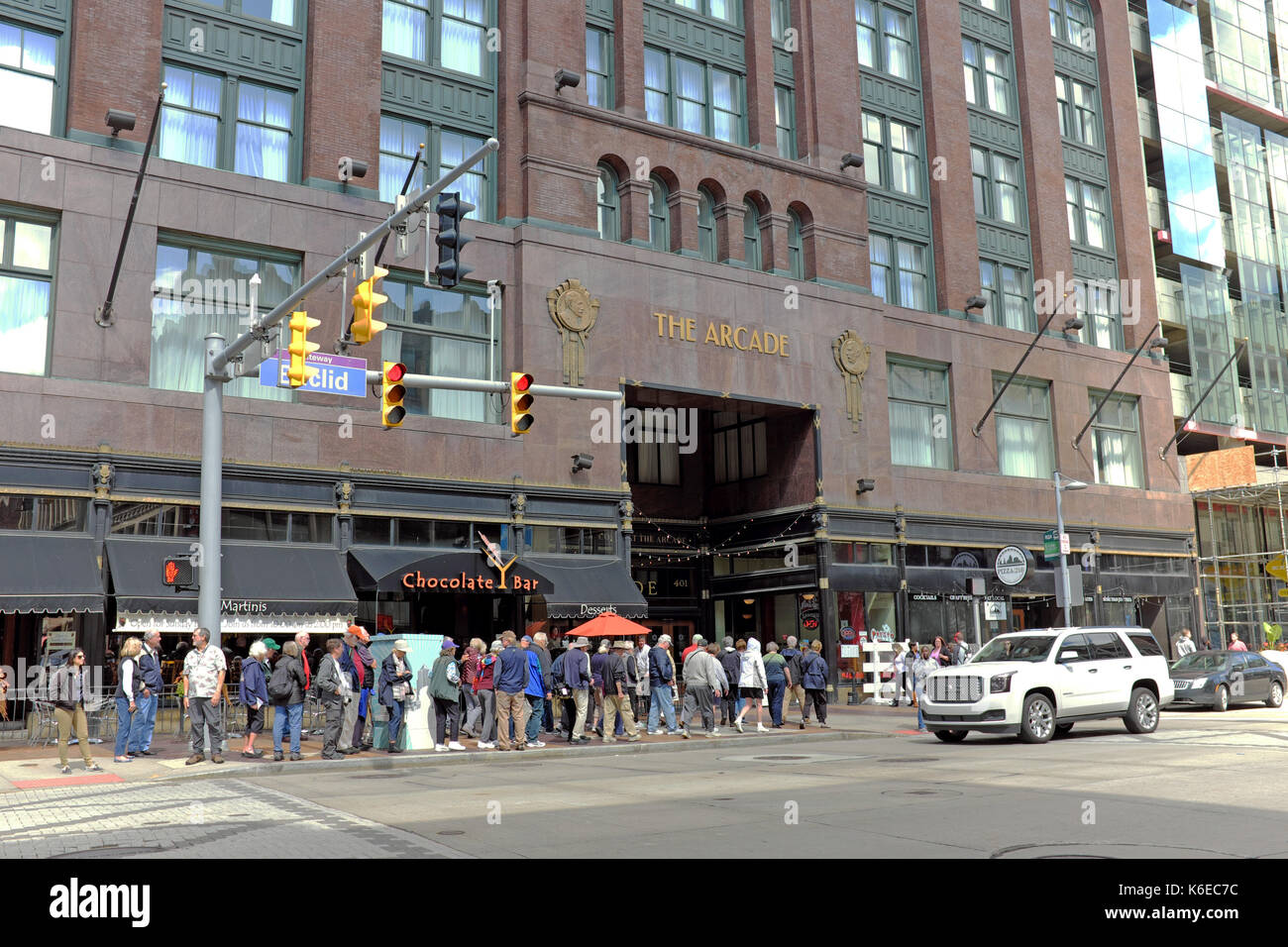 Un groupe touristique promenades le long d'Euclid Avenue au 4ème rue dans le centre-ville de Cleveland, Ohio, USA, district de passerelle. Banque D'Images