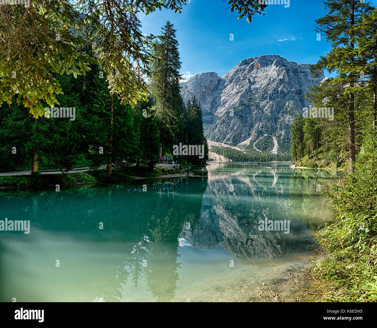 Paysage du lac de bries et mont Croda del Becco en arrière-plan avec ciel bleu à l'horizon, dolomites - Trentin-Haut Adige, Italie Banque D'Images