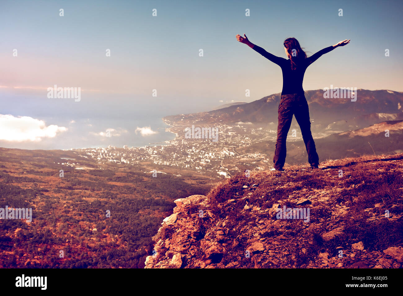 Femme au sommet d'une montagne Banque D'Images