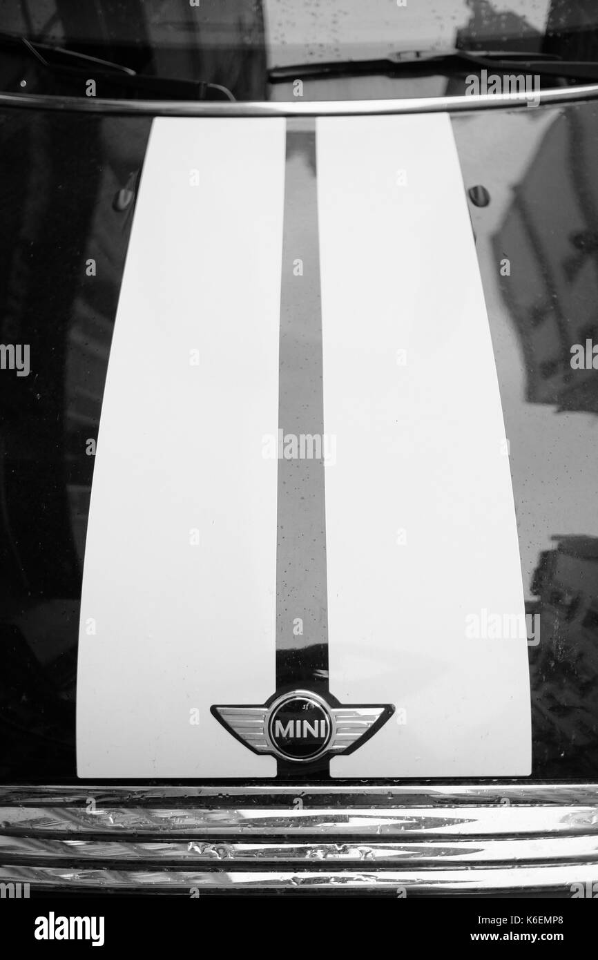 Le capot d'un noir et blanc mini voiture garée dans une rue de Paris Banque D'Images