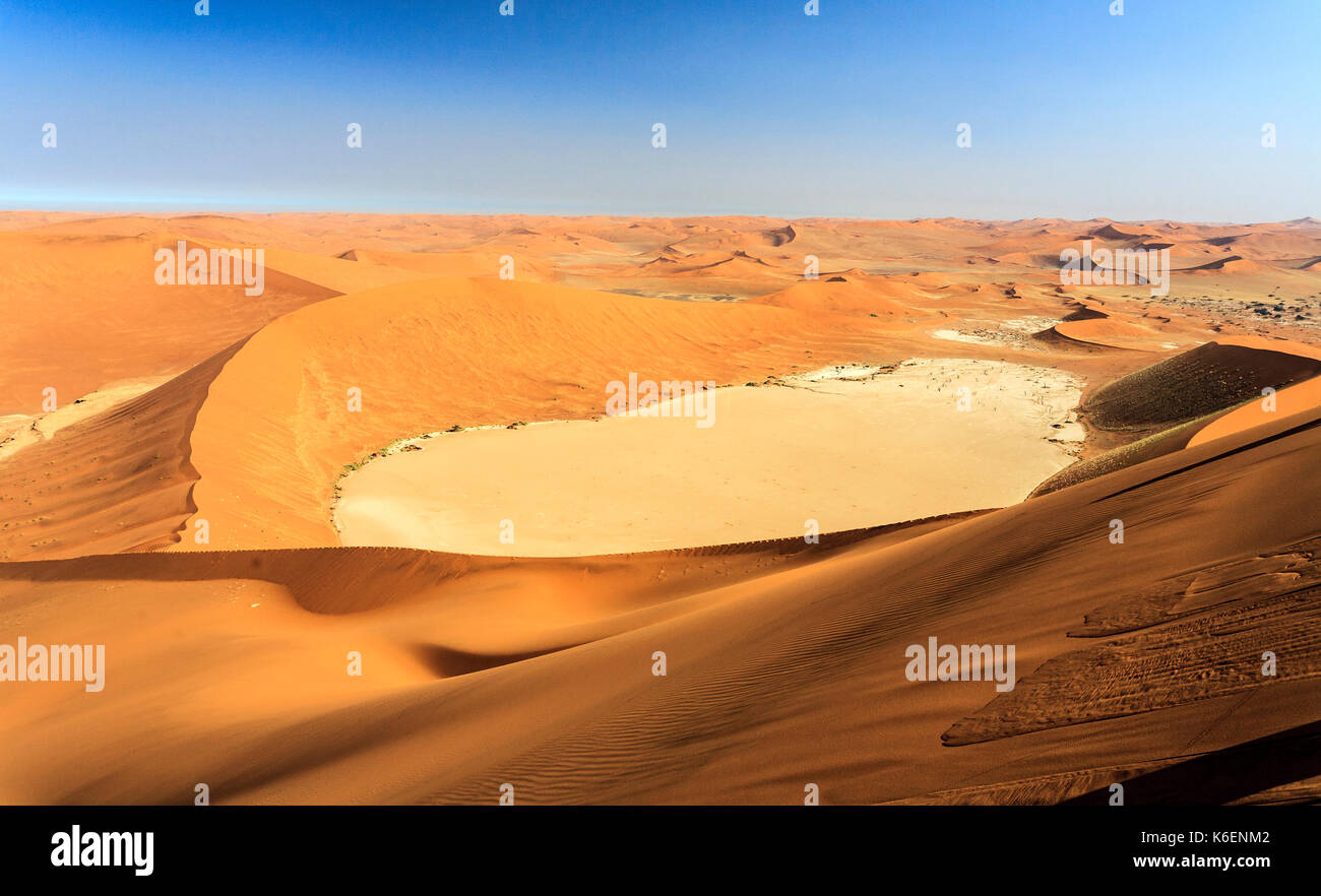 Le marais desséché, parmi les dunes de sable du désert du Namib Naukluft deadvlei sossusvlei parc national en Afrique Namibie Banque D'Images