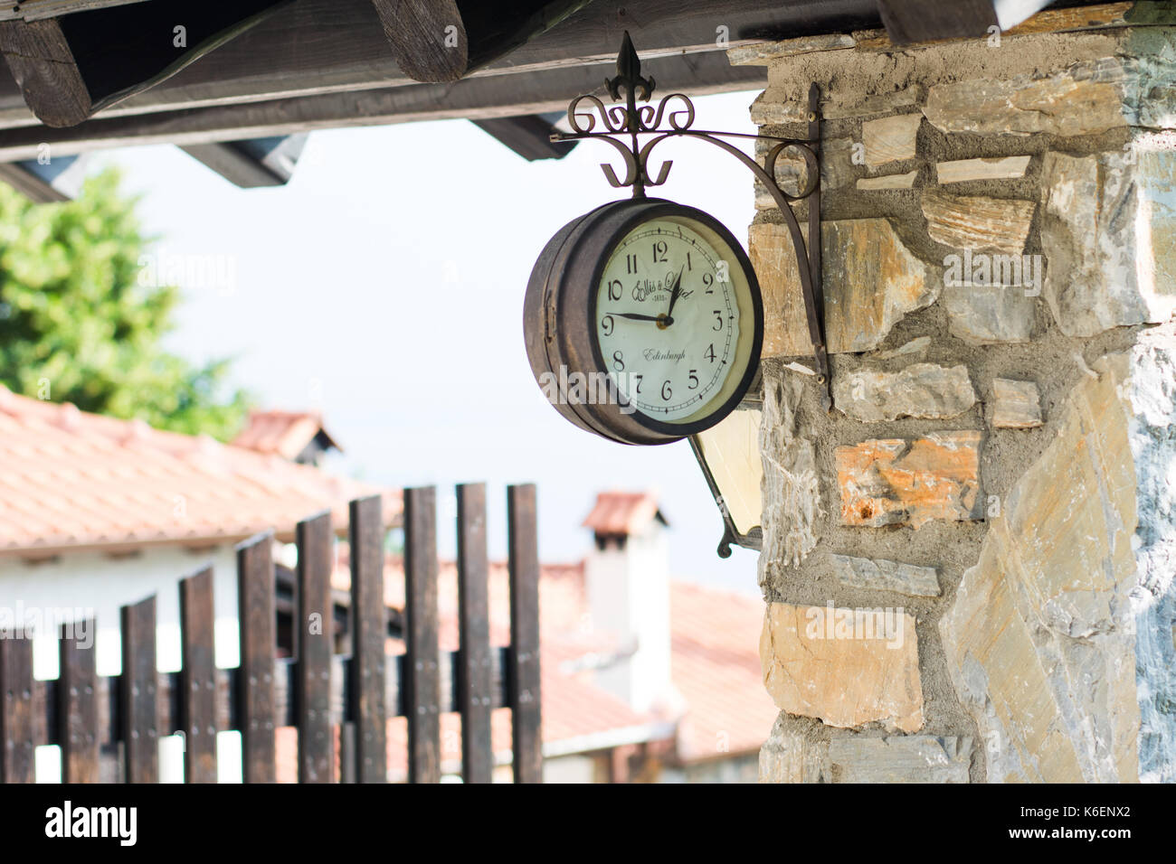 Vieille horloge suspendue sur le pilier à l'entrée du village à platamonas Banque D'Images