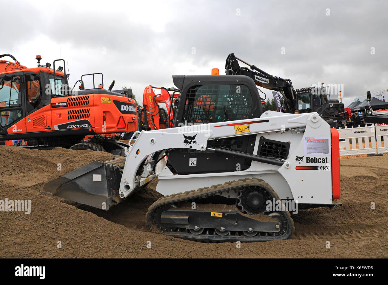 Hyvinkaa, Finlande - septembre 8, 2017 : opérateur travaille avec bobcat t450 chargeuse compacte sur le sable chantier sur maxpo 2017. Banque D'Images