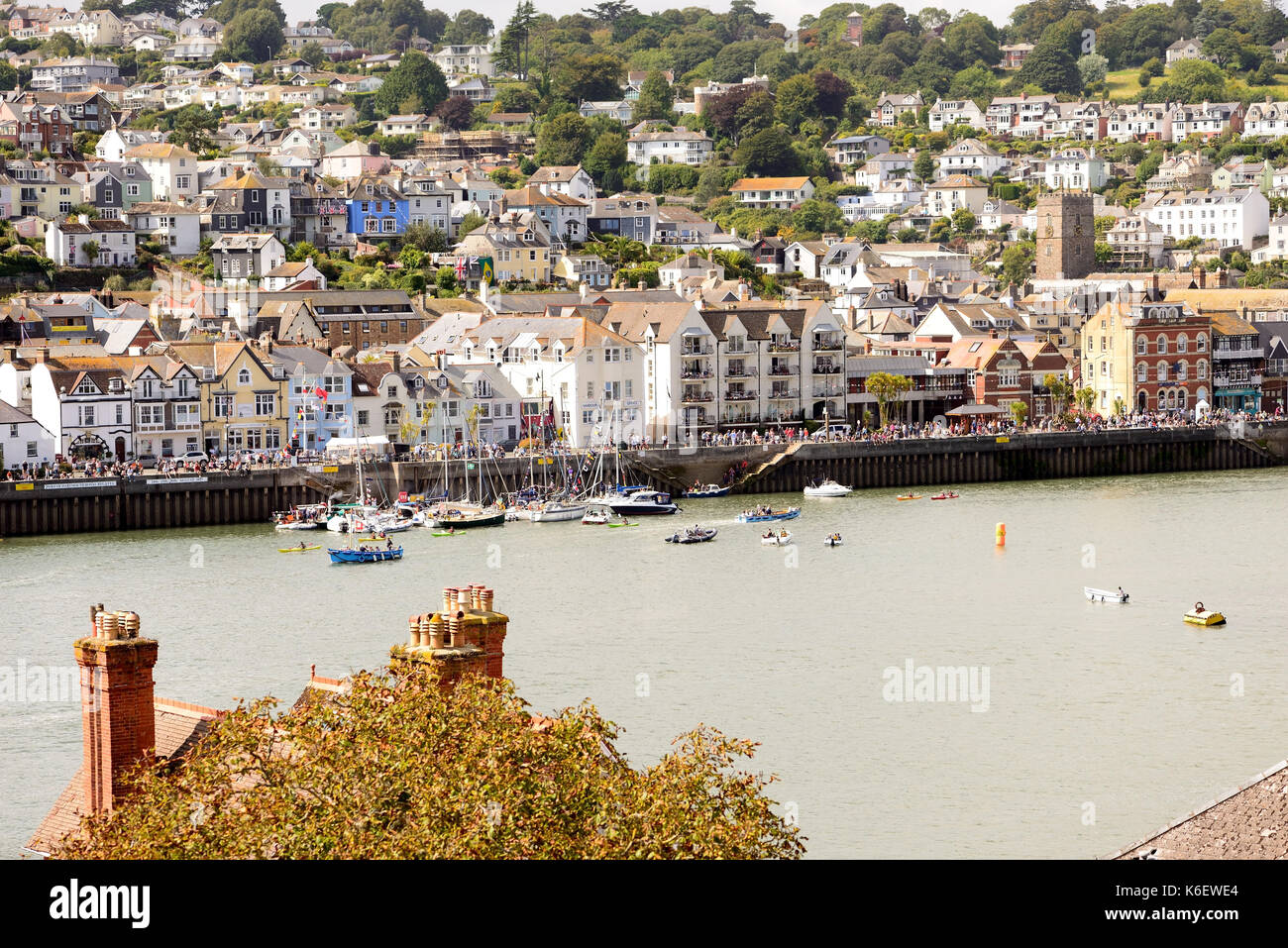 Les foules qui tapissent le bord de l'eau pendant la Régate royale de Dartmouth en 2017. Vu de Kingswear. Banque D'Images