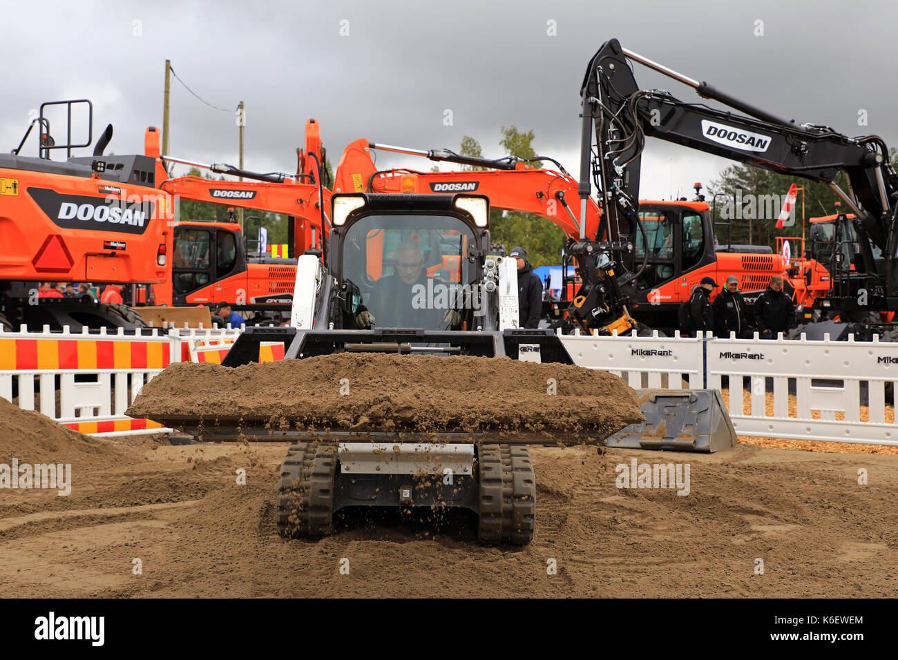 Hyvinkaa, Finlande - septembre 8, 2017 : opérateur eipd sable avec correcteur de terre monté sur bobcat t450 chargeuse compacte sur un sable chantier sur maxpo Banque D'Images
