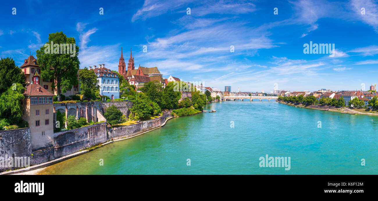 Vue sur la vieille ville de Bâle avec pierre rouge cathédrale Munster et le Rhin, en Suisse. Banque D'Images