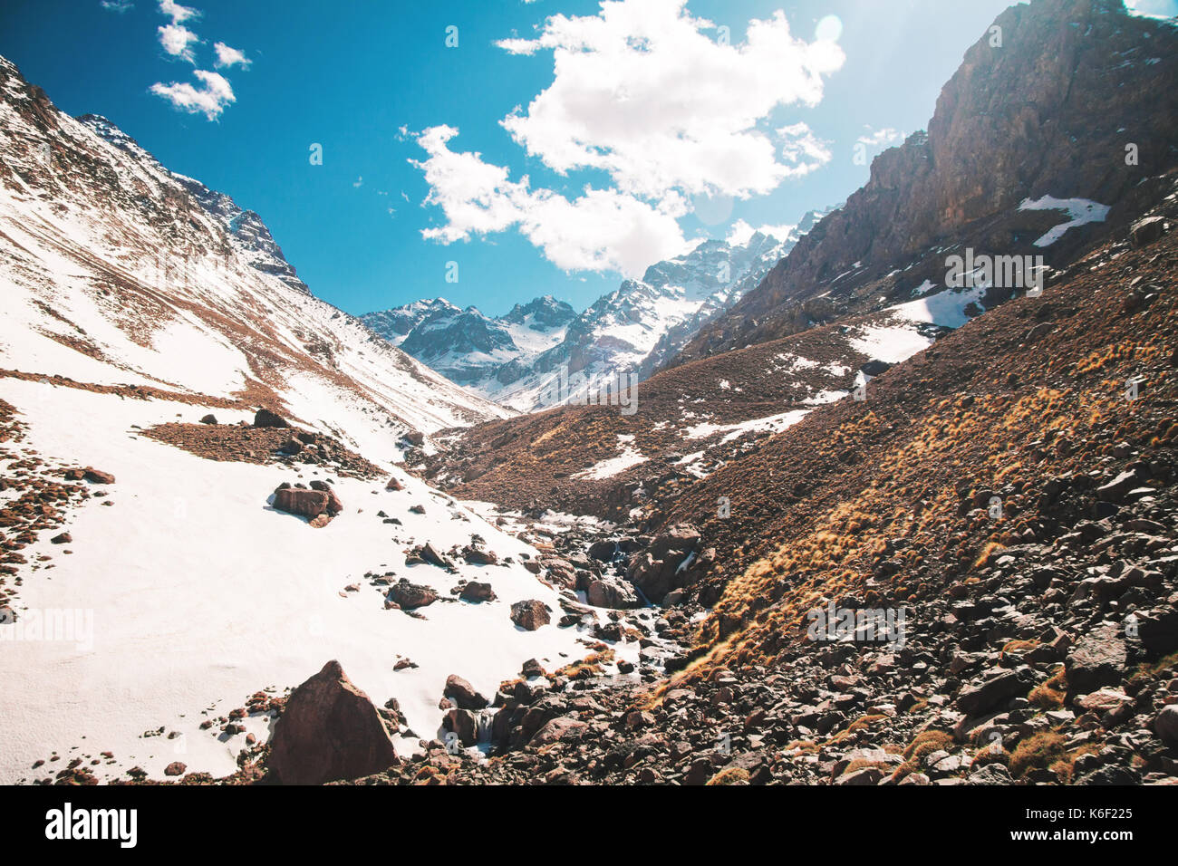 Vue panoramique sur un sentier dans le parc national du Toubkal - Maroc Banque D'Images