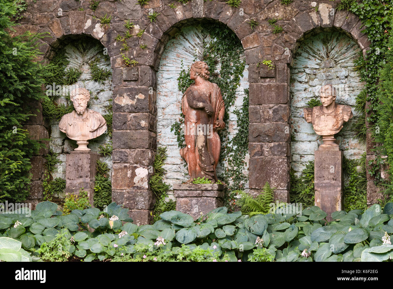Plas Brondanw, Pays de Galles, Royaume-Uni. Statues et bustes classiques dans les jardins à la maison de Clough Williams-Ellis, architecte de Portmeirion à proximité. Banque D'Images