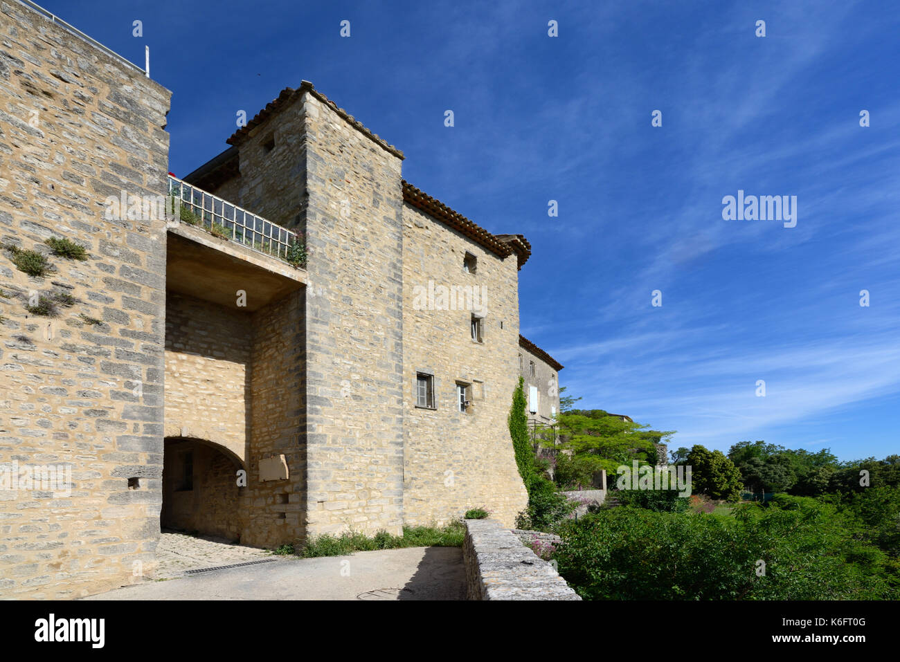 Porte de la ville et entrée du village médiéval fortifié de Viens Luberon Parc régional Vaucluse Provence France Banque D'Images