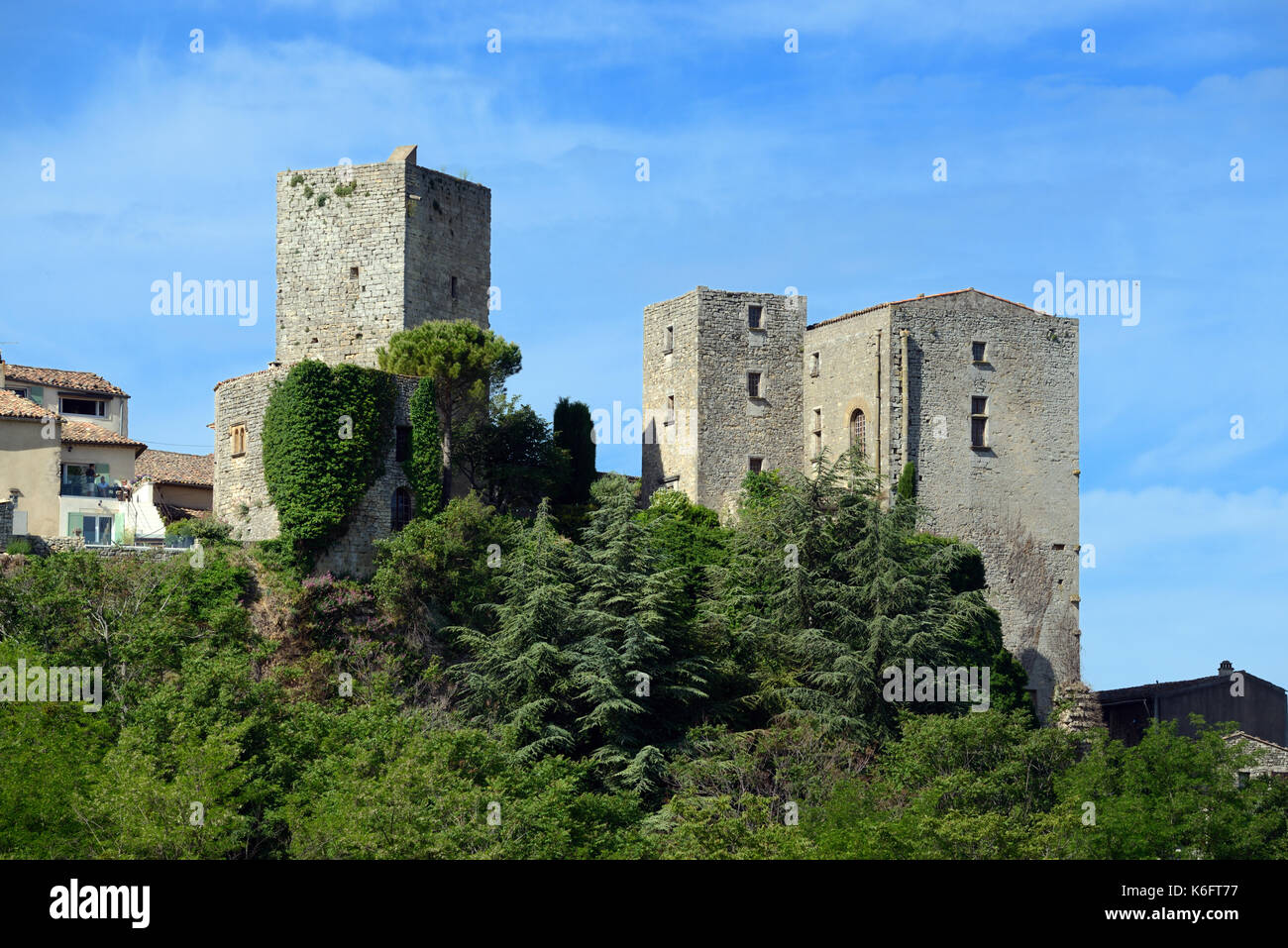 Château de Caseneuve et Tour de donjon (c-bd) dans le Parc régional du Luberon Vaucluse Provence France Banque D'Images