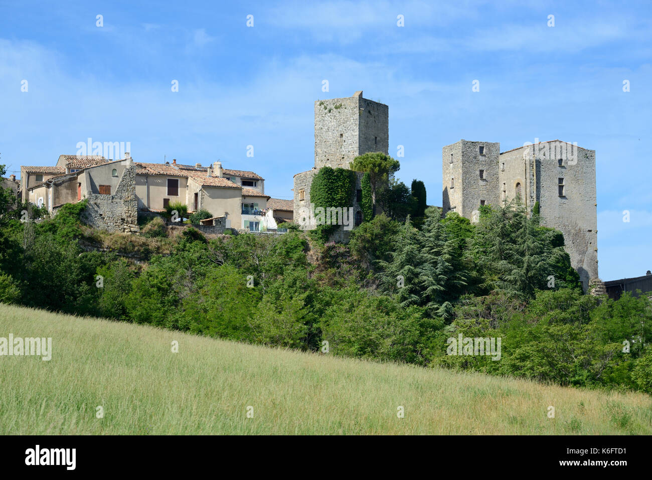 Château de Caseneuve et Tour de donjon (c-bd) dans le Parc régional du Luberon Vaucluse Provence France Banque D'Images
