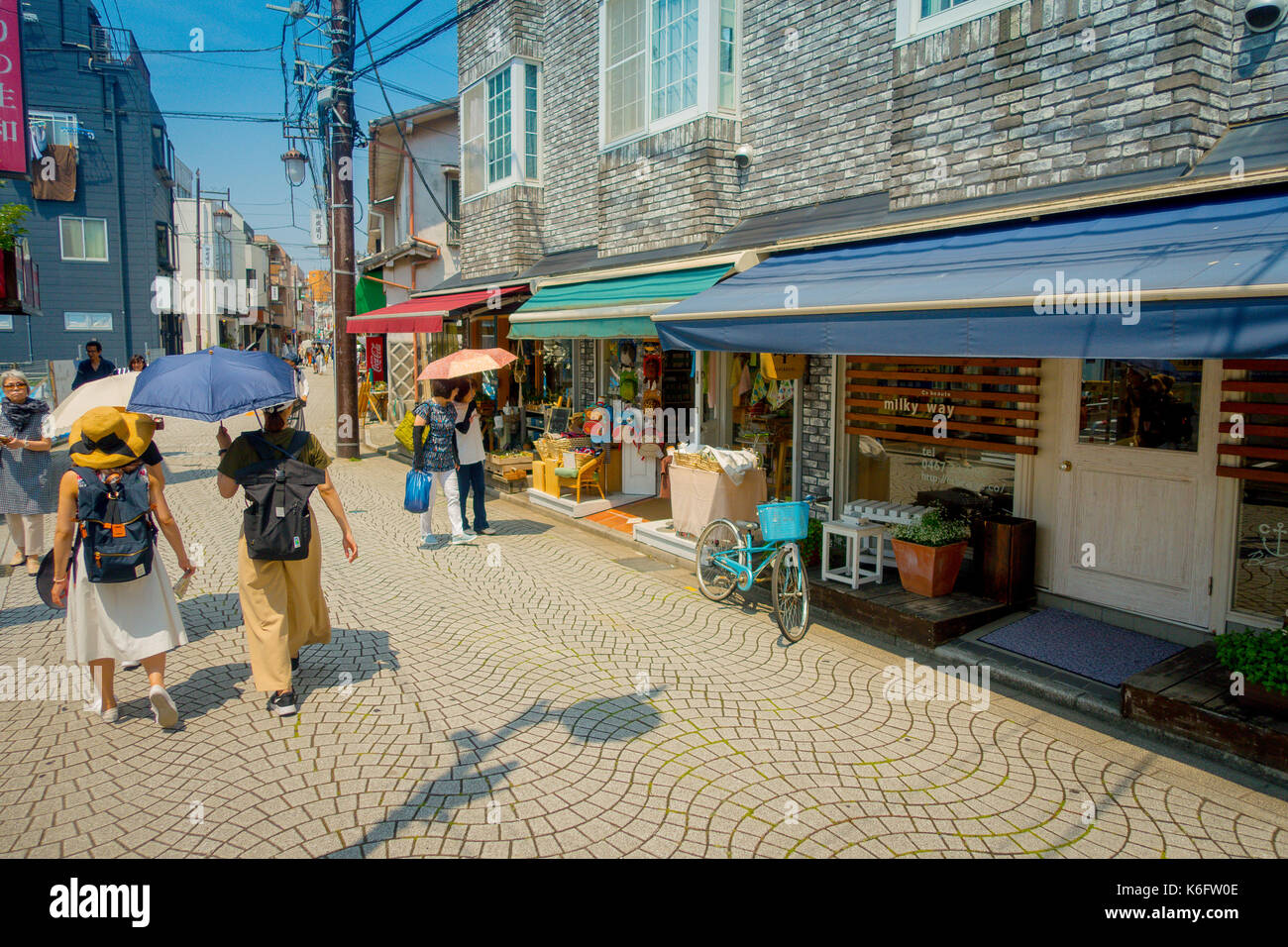 Tokyo, Japon - 28 juin 2017 : des personnes non identifiées, marche à komachi-dori, à Kamakura à Tokyo au Japon, une rue élégante dans l'ancienne ville de Kamakura avec restaurants et magasins à la mode Historique Banque D'Images