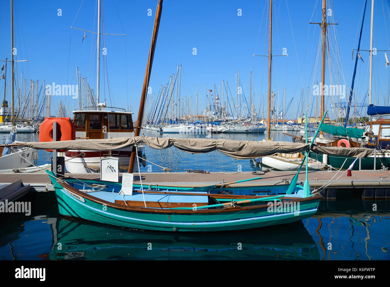 Bateau De Pêche Traditionnel Pointu Banque d'image et photos - Alamy
