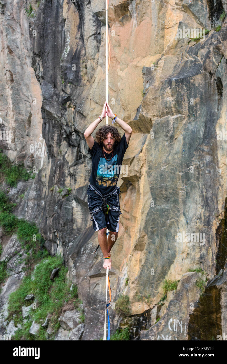 Homme marchant sur Dibs slackline, Carrière, Maripora, Etat de Sao Paulo, Brésil Banque D'Images