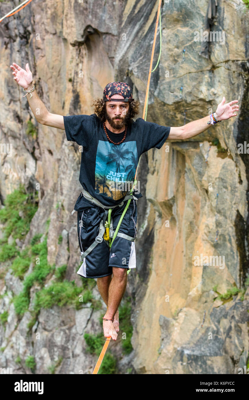 Homme marchant sur Dibs slackline, Carrière, Maripora, Etat de Sao Paulo, Brésil Banque D'Images