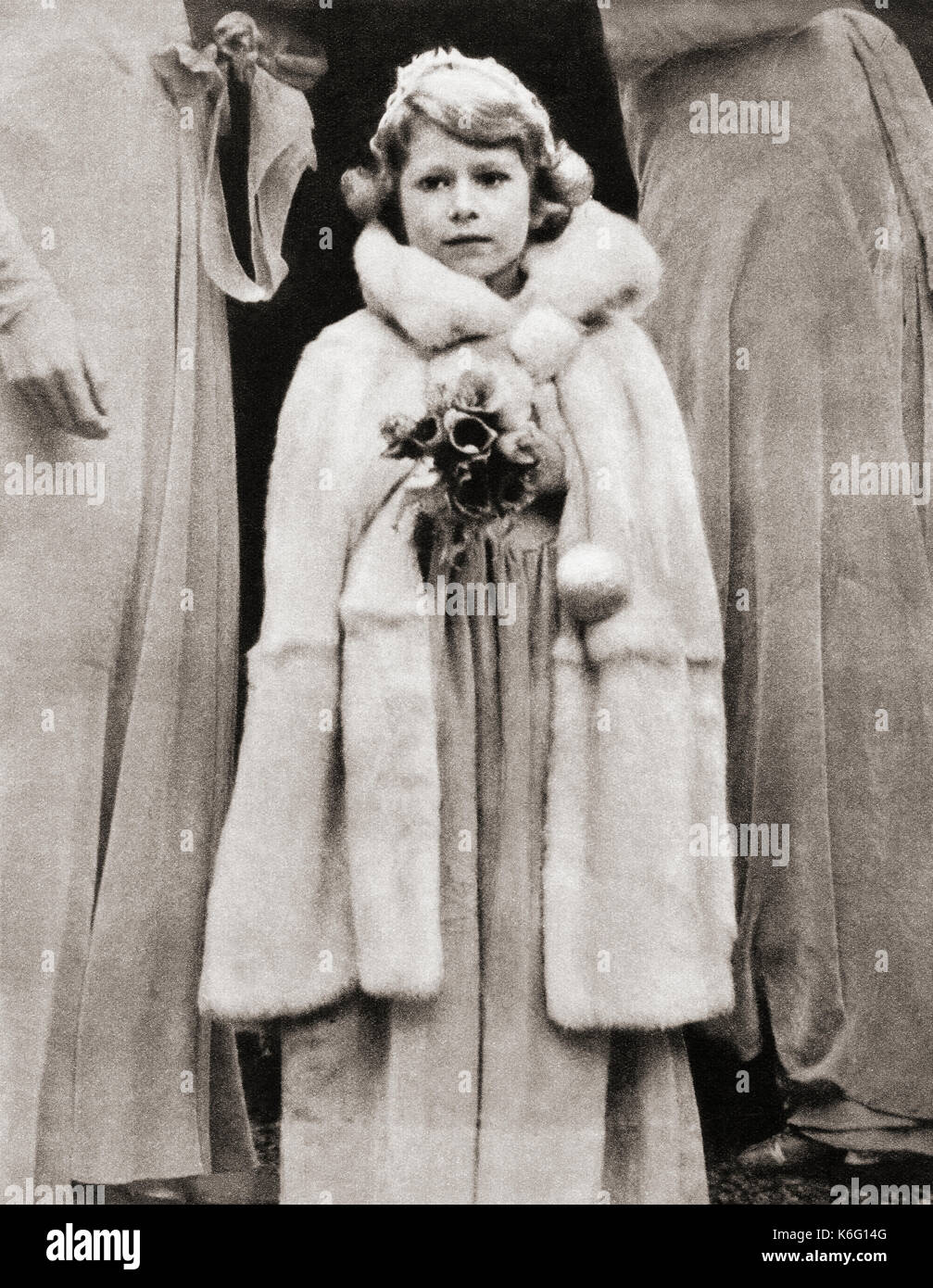La princesse Elizabeth de York, vue ici comme demoiselle d'honneur au mariage de Lady May Cambridge en 1931. Princesse Elizabeth de York, future Elizabeth II, 1926 - 2022. Reine du Royaume-Uni. Du livre de Coronation du roi George VI et de la reine Elizabeth, publié en 1937. Banque D'Images