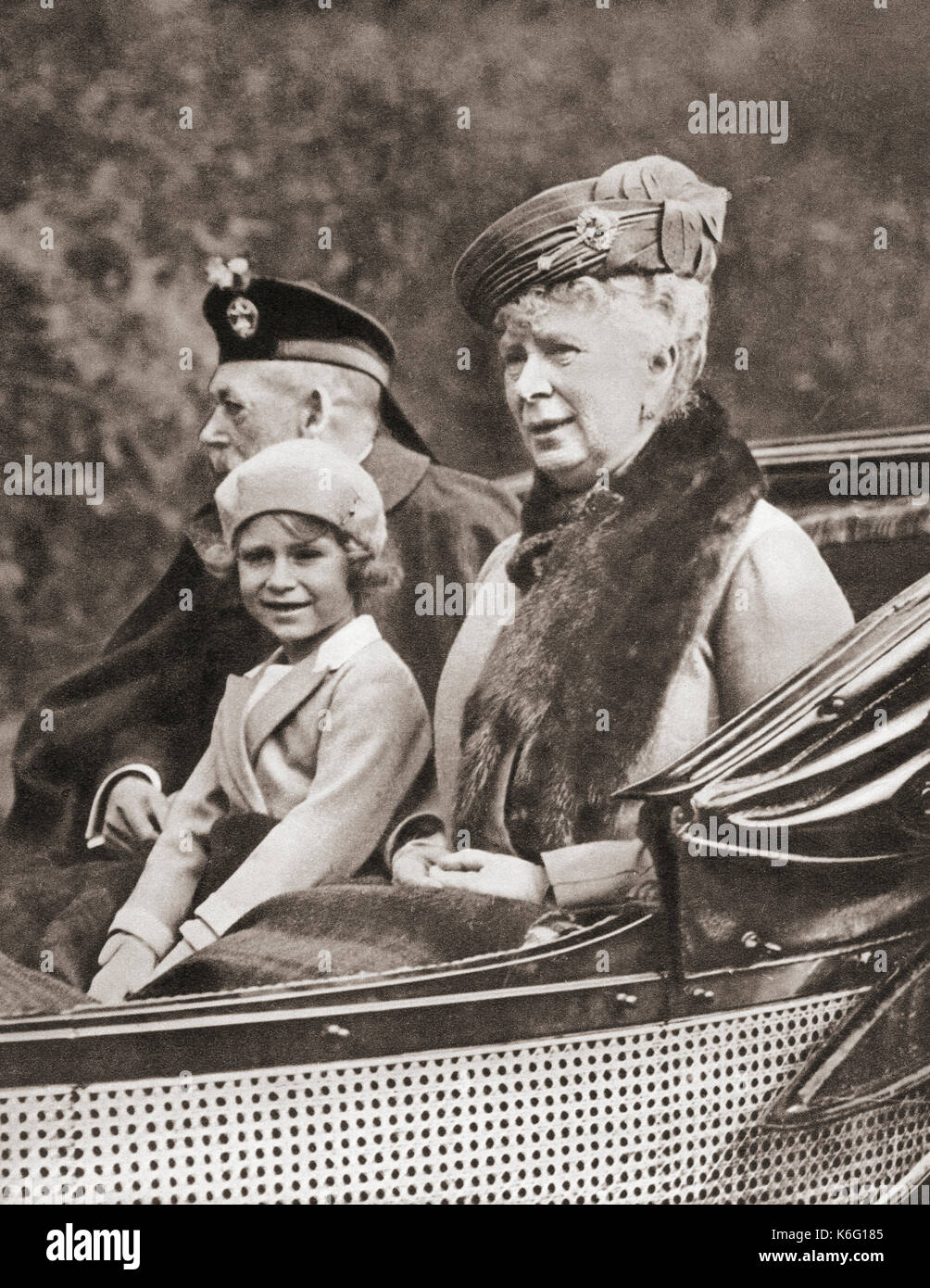 La princesse Elizabeth avec ses grands-parents, George V et la reine Mary de Teck revenant de l'église Carthie, en Écosse, en 1932. Princesse Elizabeth de York, future Elizabeth II, 1926 - 2022. Reine du Royaume-Uni. George V, 1865 – 1936. Roi du Royaume-Uni et des dominions britanniques et empereur de l'Inde. Marie de Teck, 1867 -1953. Reine du Royaume-Uni et impératrice de l'Inde comme épouse du roi-empereur George V. du livre de Coronation du roi George VI et de la reine Elizabeth, publié en 1937. Banque D'Images