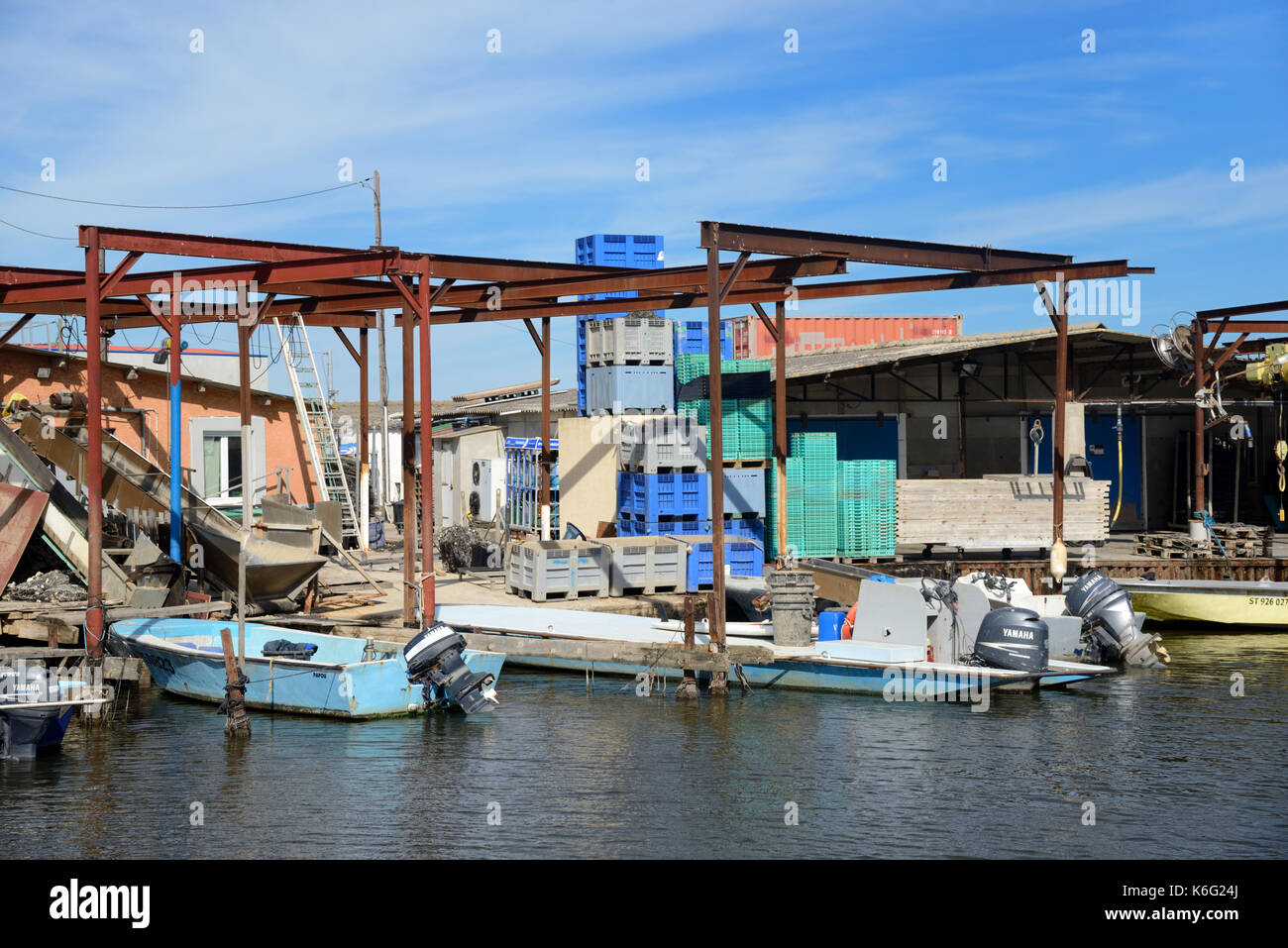 Bateaux de pêche à l'huître et port à Mèze ou Meze sur les rives de l'Etang de Thau ou du lac Thau Herault Languedoc-Roussillon France Banque D'Images