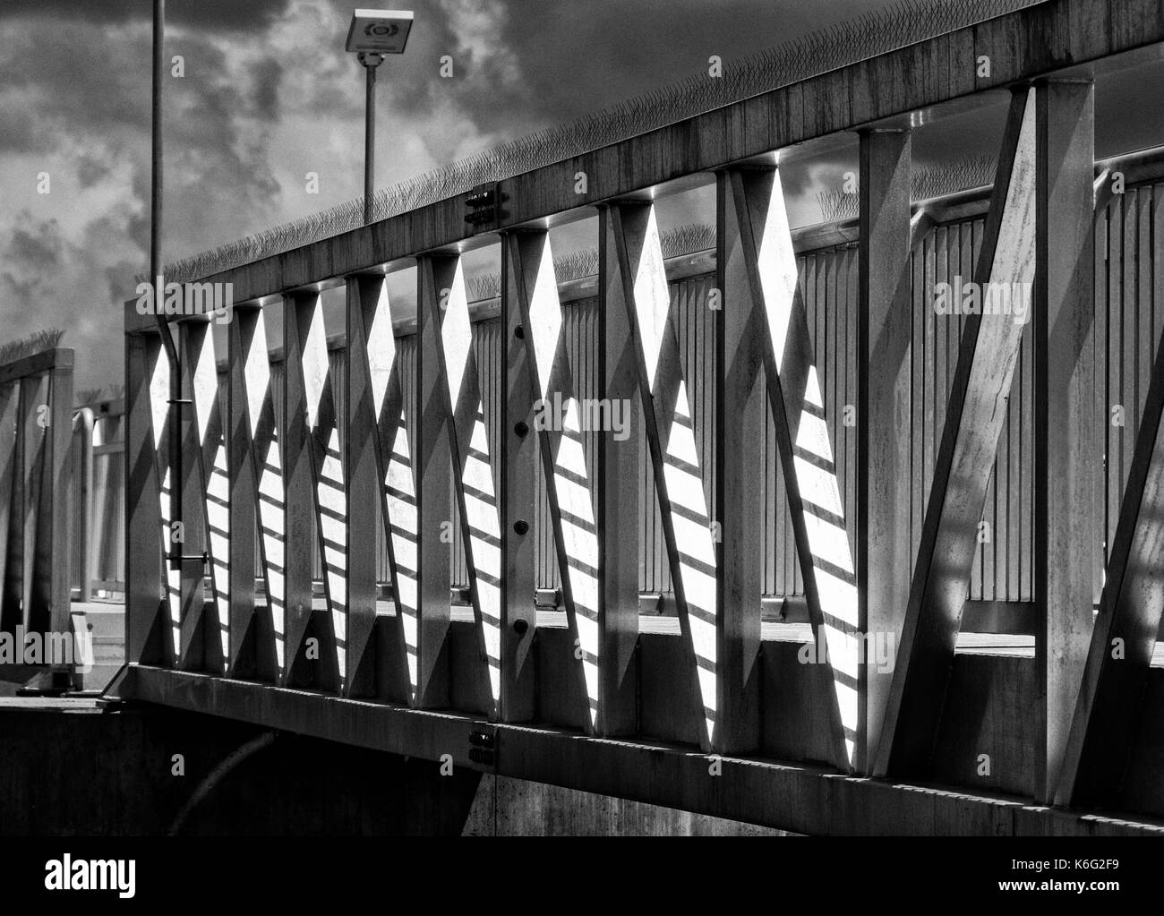 Photographie en noir et blanc d'un pont piétonnier au port de Road Town, Tortola, British Virgin Islands Banque D'Images