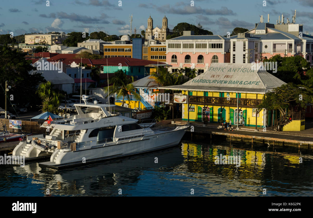 Vue sur St John's Harbour, Antigua, Antilles Banque D'Images