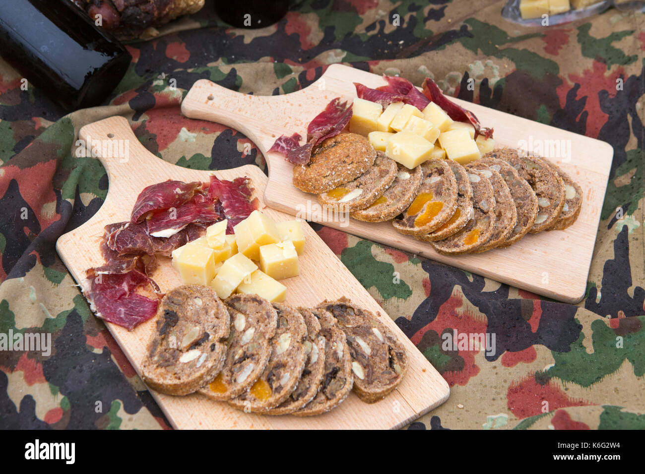 La viande séchée, fromage suisse et le pain servi dans les Alpes Suisse, Zermatt, Valais, Suisse Banque D'Images
