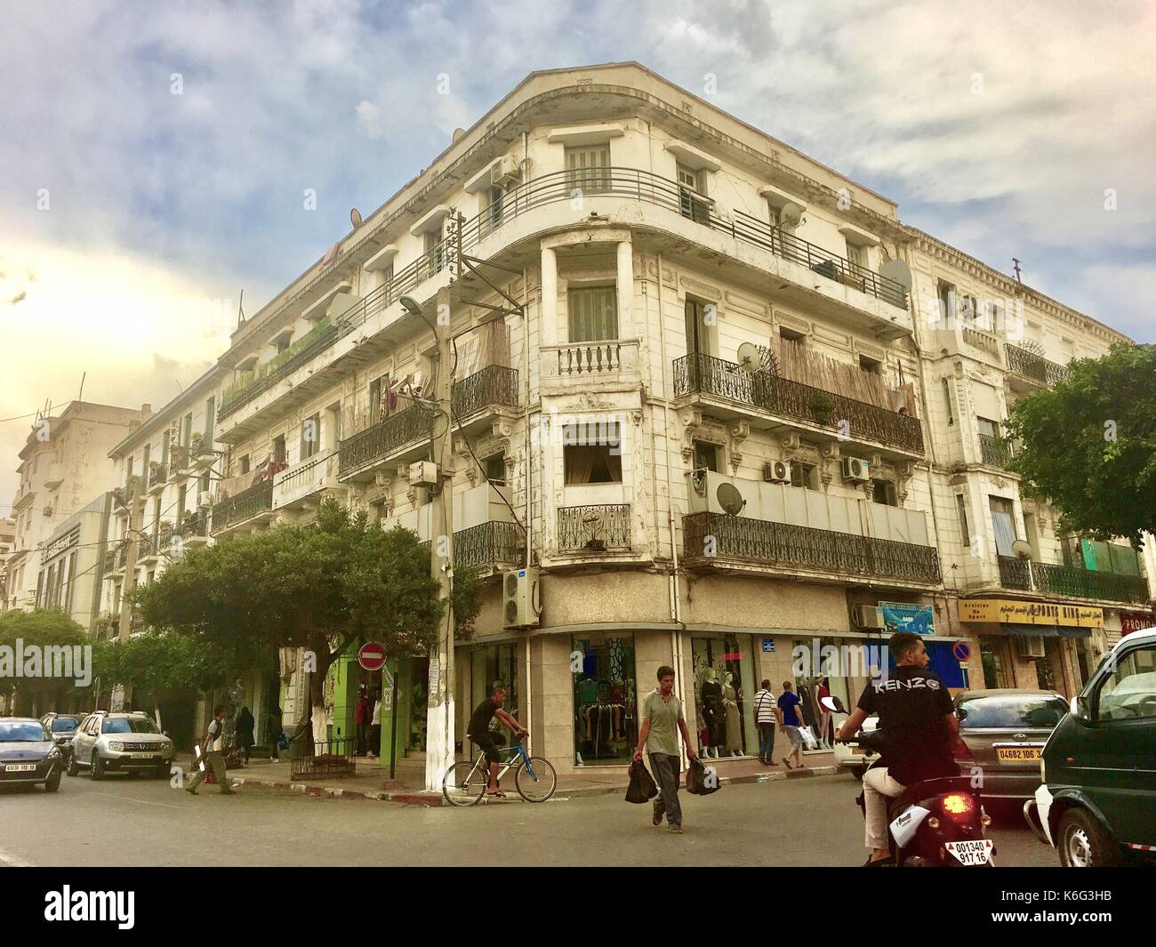 Alger, Algérie - 15 septembre 2017 : côté colonial français de la ville de alger algérie.ville moderne a beaucoup de vieux bâtiments de type français. Banque D'Images