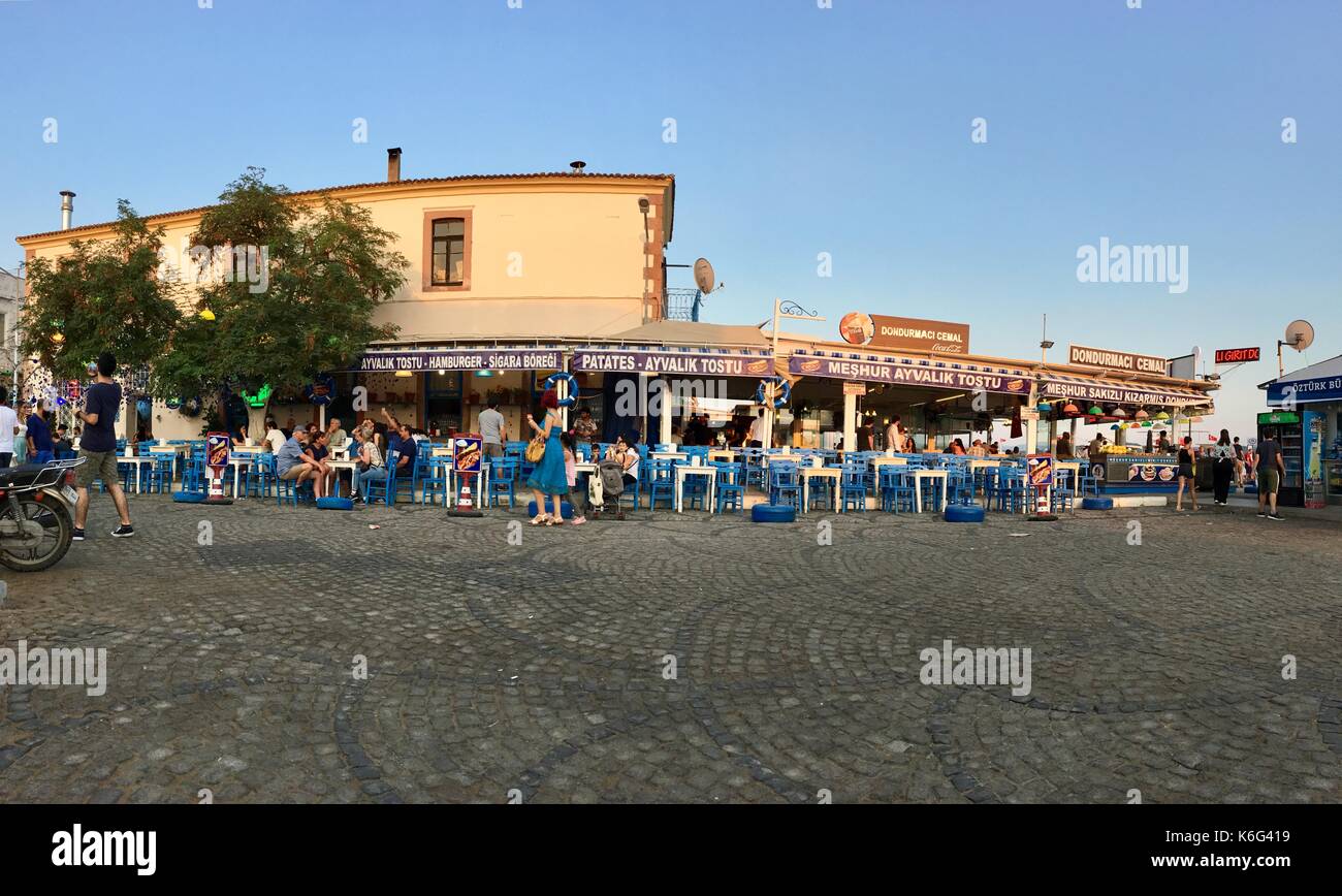 L'île de cunda, Turquie - 21 mai 2017 : un café en plein air de la ville touristique de l'île de cunda alibey, ayvalik. c'est une petite île dans le nord-ouest de la mer Égée Banque D'Images