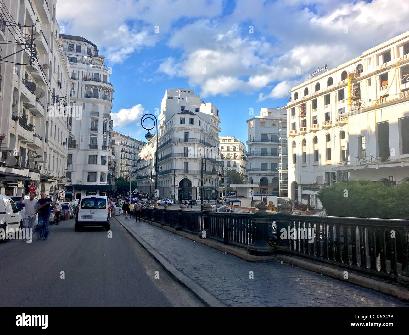 Alger, Algérie - 15 septembre 2017 : côté colonial français de la ville de alger algérie.ville moderne a beaucoup de vieux bâtiments de type français. Banque D'Images