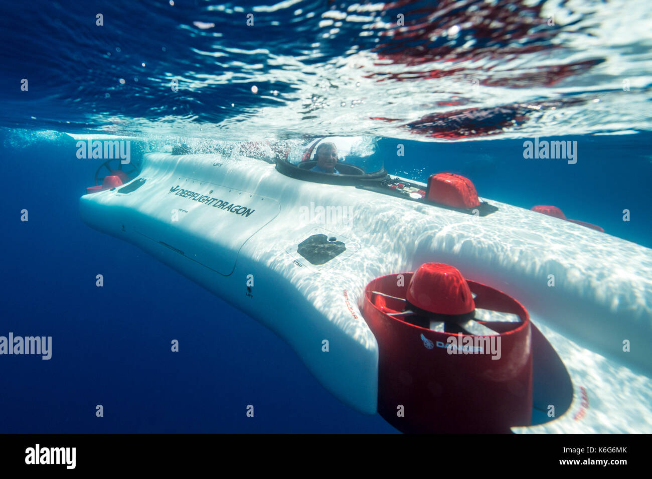 Deux prototypes-man sous-marin personnel voyageant sous l'eau, Lake Tahoe, California, USA Banque D'Images