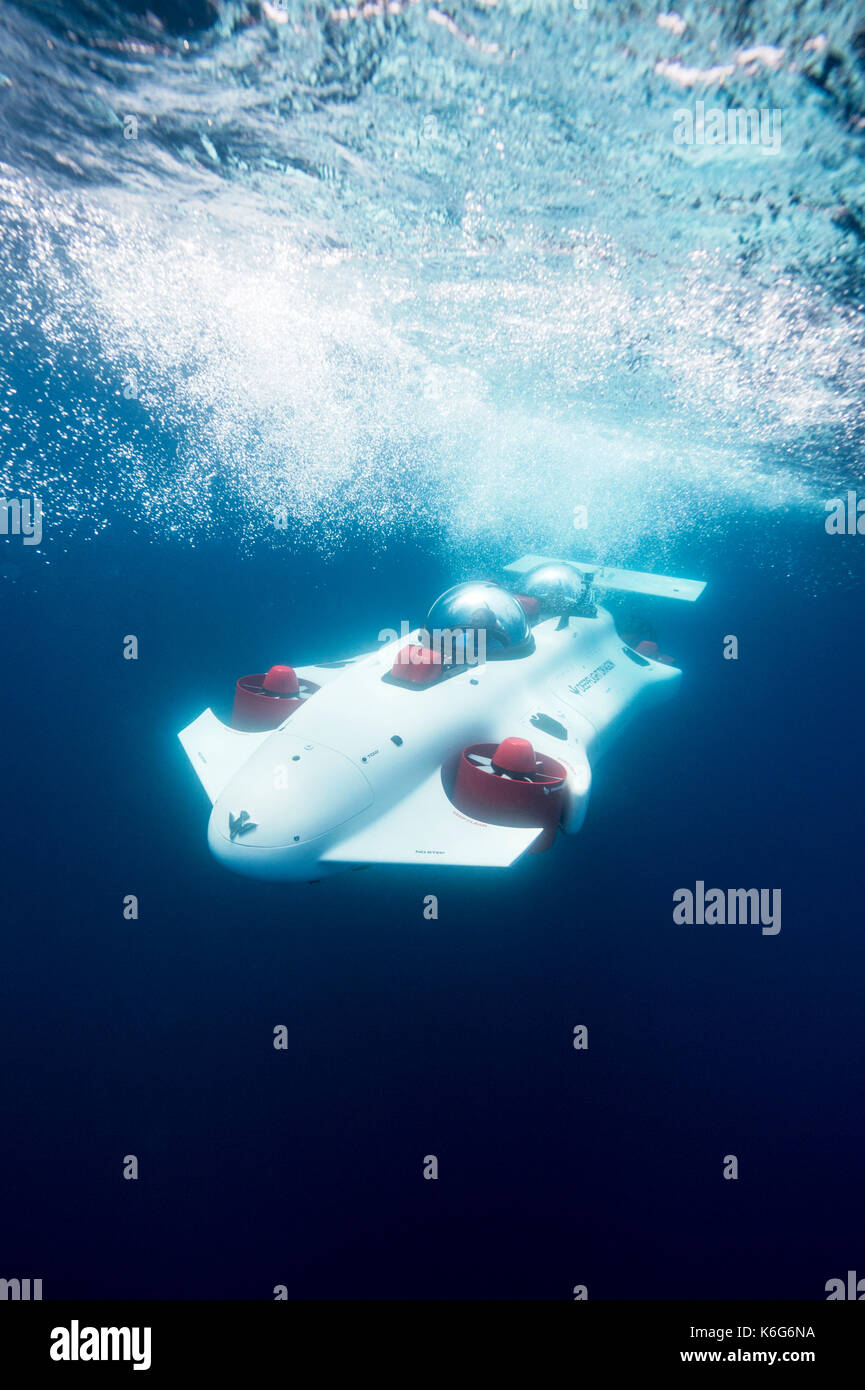 Deux prototypes-man sous-marin personnel voyageant sous l'eau, Lake Tahoe, California, USA Banque D'Images