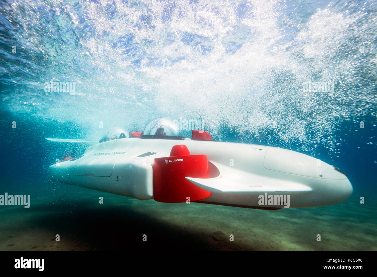 Deux prototypes-man sous-marin personnel voyageant sous l'eau, Lake Tahoe, California, USA Banque D'Images