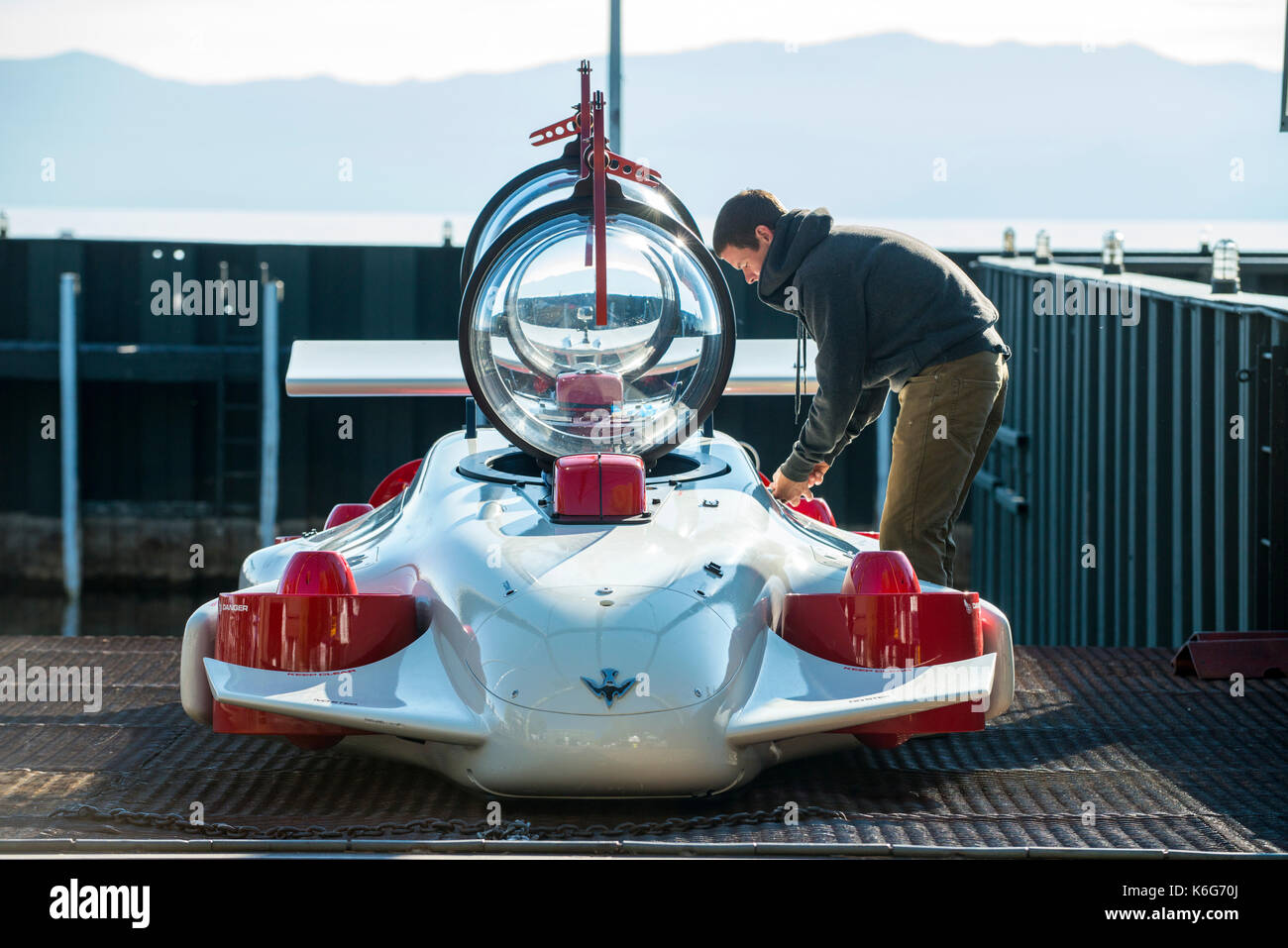 Deux personnels Prototype-man sous-marin est prêt pour l'essai de plongée, Homewood Marina, Lake Tahoe, California, USA Banque D'Images