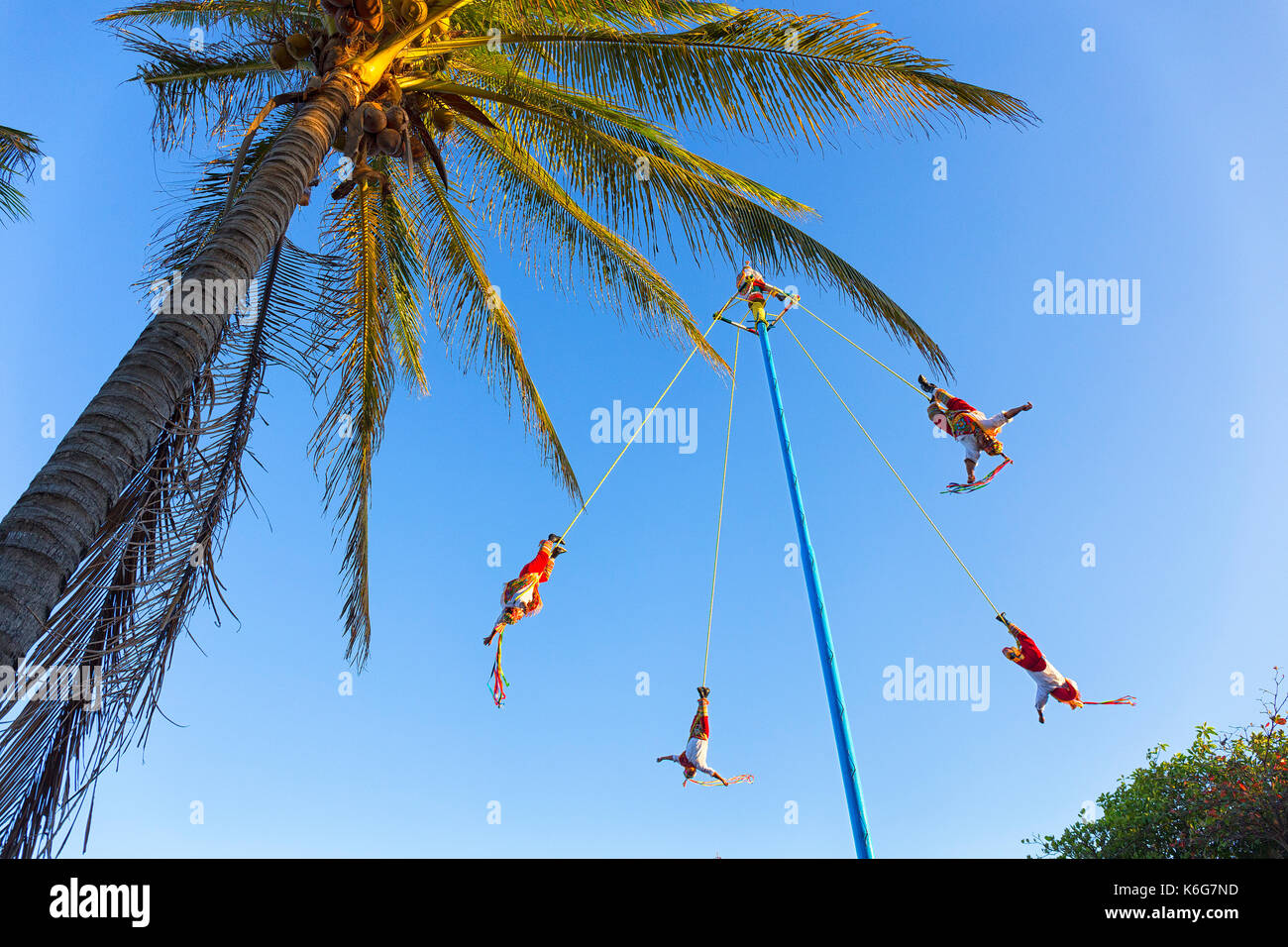 Papantla Papantla de Voladores (flyers), Playa del Carmen, Riviera Maya, Quintana Roo, Mexique Banque D'Images