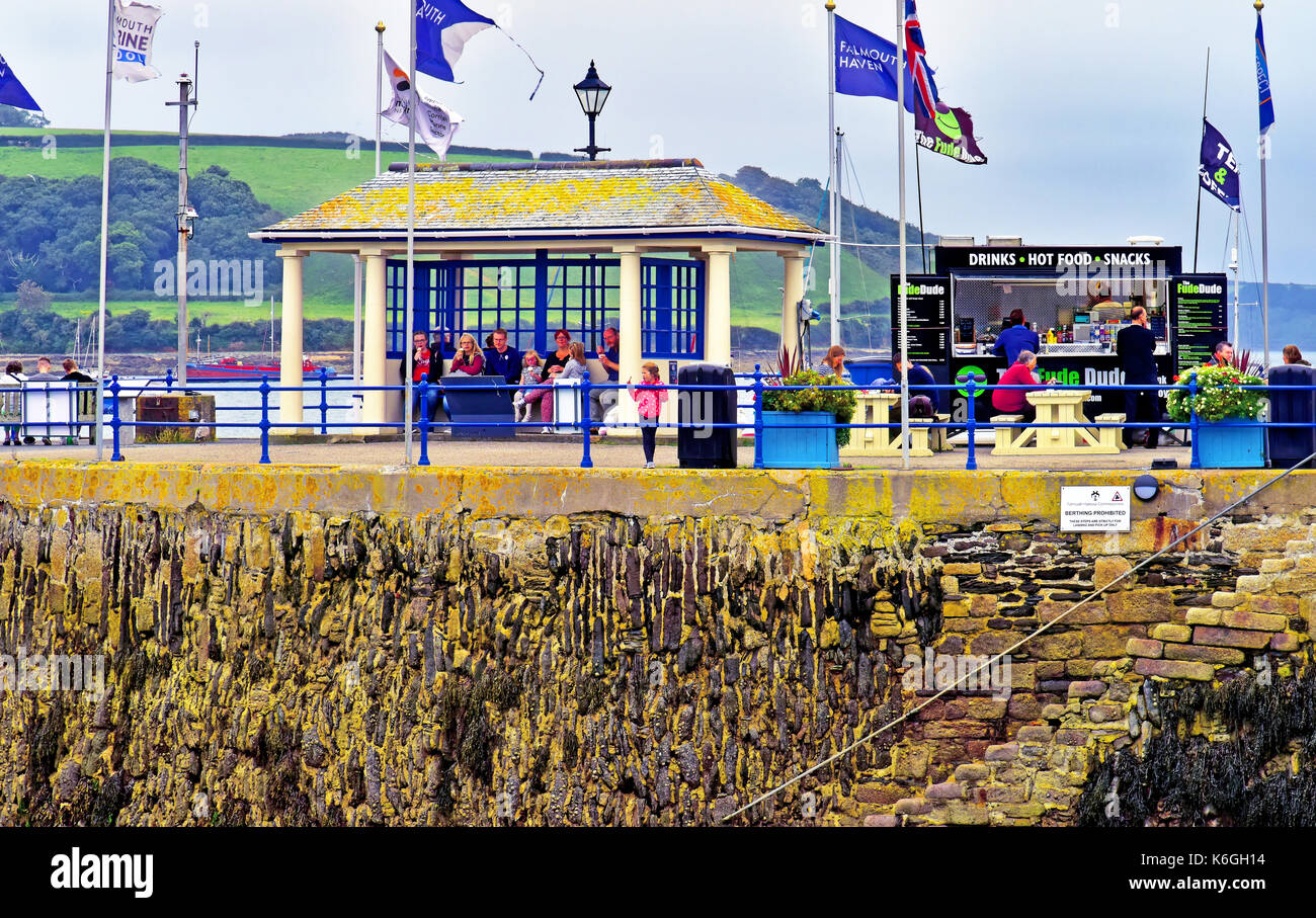 Cornwall FALMOUTH Falmouth haven pier et de la crème glacée, wc séparés Banque D'Images