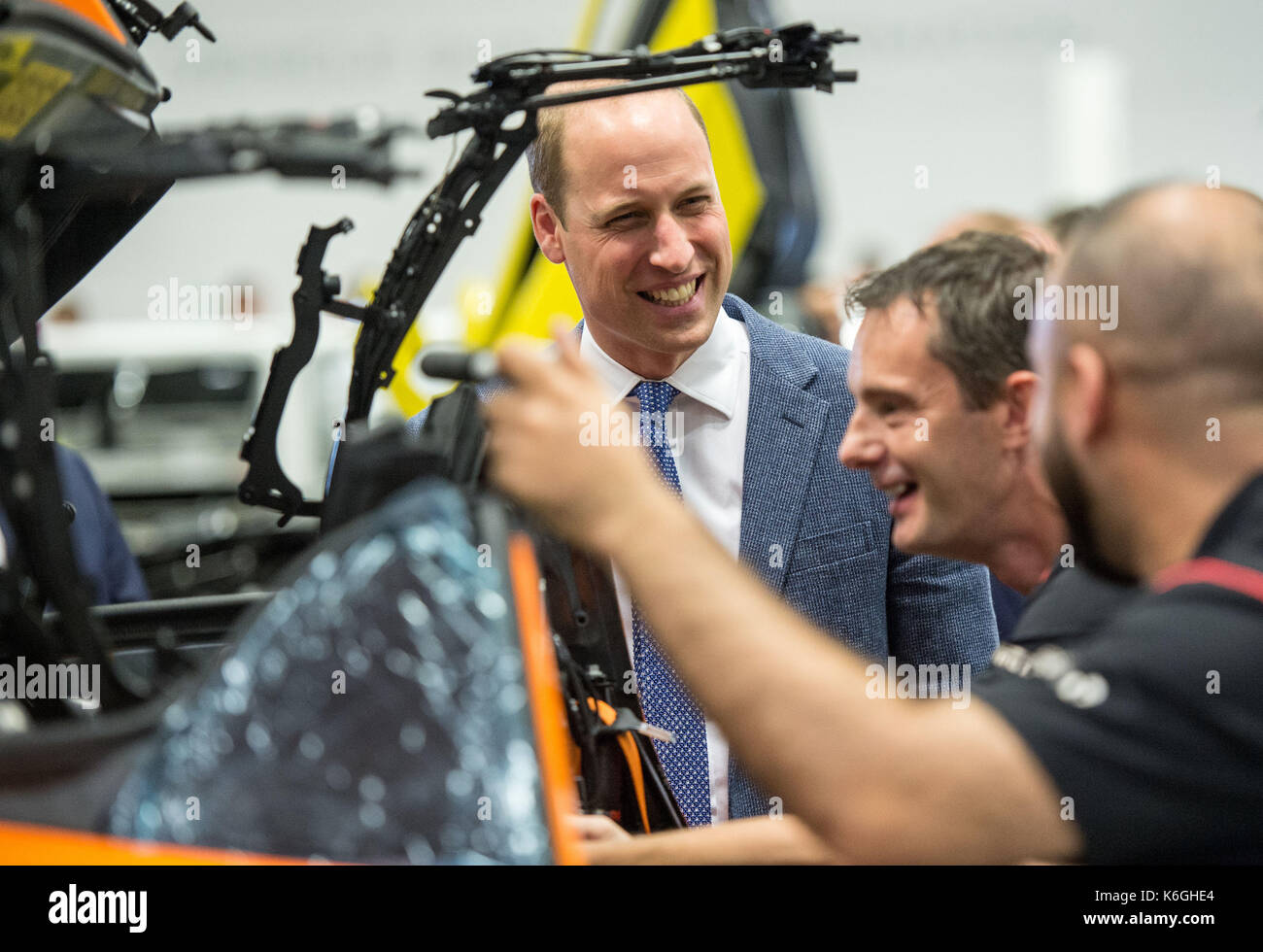 Le duc de Cambridge parle avec les employés au cours d'une visite au centre de production de mclaren à Woking, Surrey. Banque D'Images