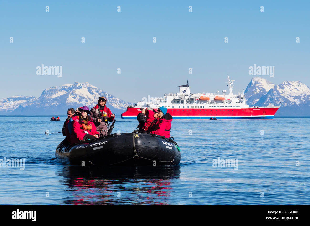 G Adventures Expedition cruise ship passagers explorer en mer dans un canot zodiac dans les eaux de l'Arctique sur les côtes de Norvège du Nord. Helløya Troms Norvège Banque D'Images