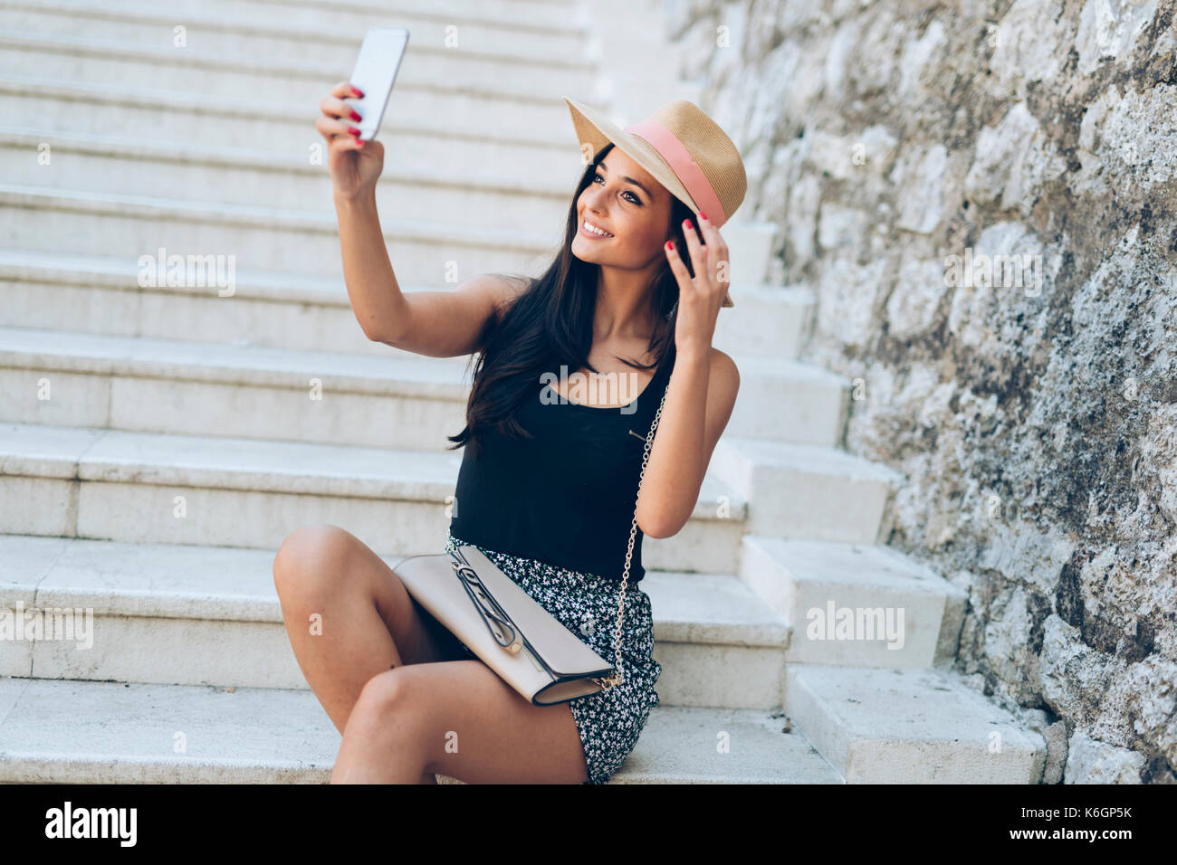 Jolie jeune fille prenant selfies Banque D'Images