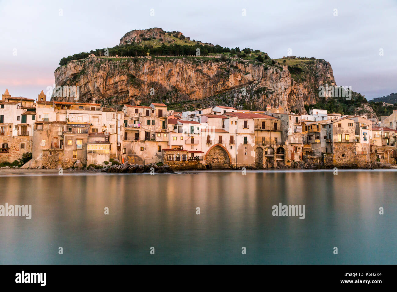 Belle vue sur le port de maisons anciennes de Cefalù, au crépuscule, en Sicile Italie. Banque D'Images