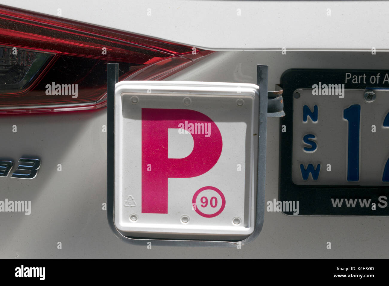 Un permis probatoire, la plaque P1 Licence plaque rouge sur une voiture en Nouvelle Galles du Sud, Sydney, Australie Banque D'Images Un permis probatoire, la plaque P1 Licence plaque rouge sur une voiture en Nouvelle Galles du Sud, Sydney, Australie Banque D'Images