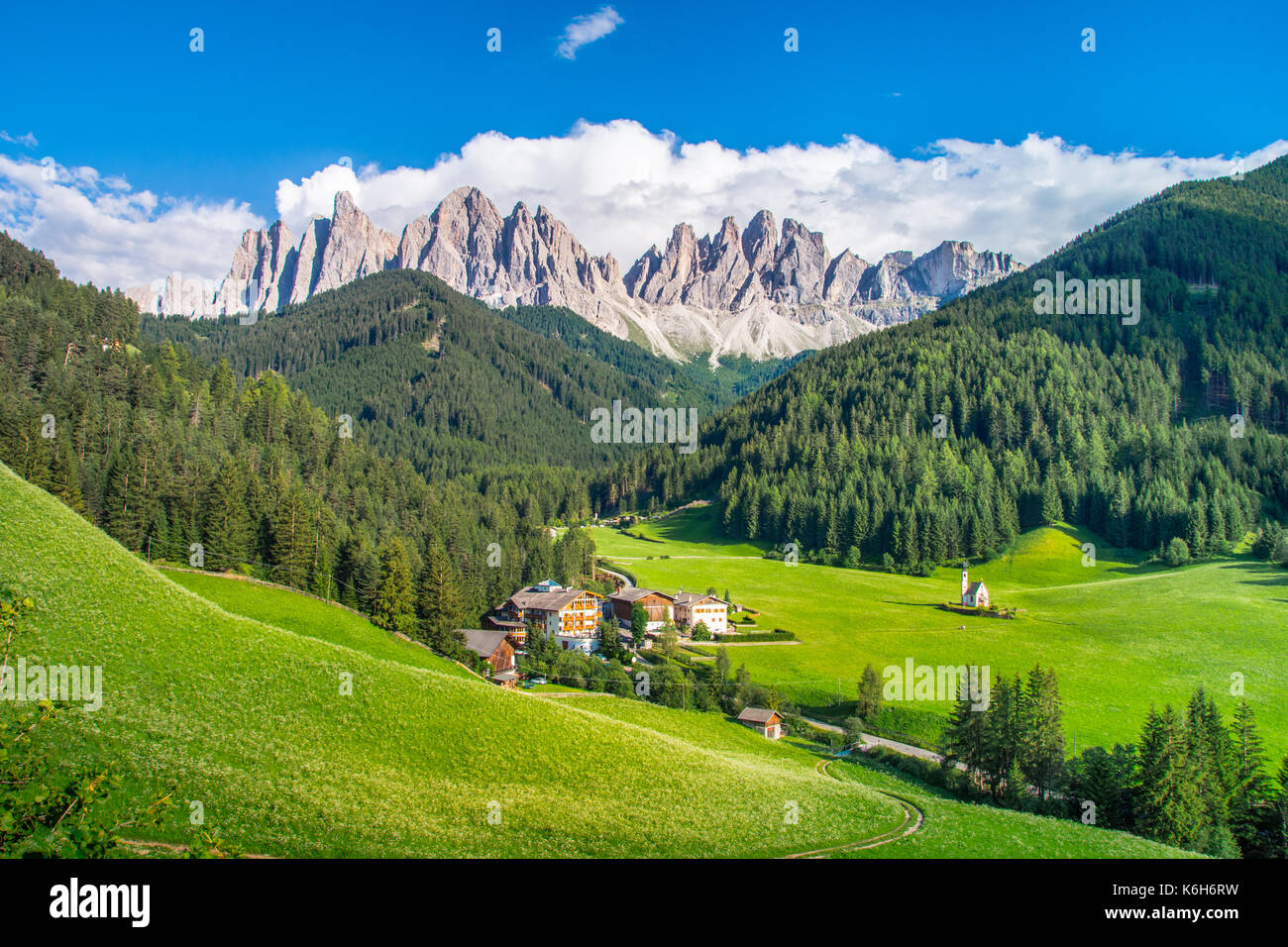 Alpine traditionnelle de l'église St Johann In val di funes valley, Santa Maddalena village touristique, Dolomites, Italie, Europe Banque D'Images