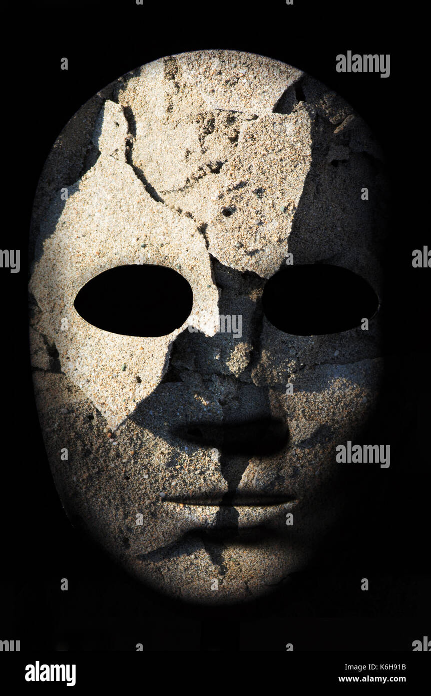 Masque texturé avec 12.2005 bois brut surface peinte, expression neutre sur fond sombre. Banque D'Images