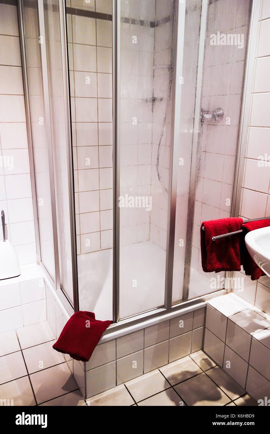 TRIER, ALLEMAGNE - 3e août 2017 : une douche à l'intérieur de l'une des 33 chambres de l'hôtel Constantin est un chambre double moderne qui a été rénové. Banque D'Images