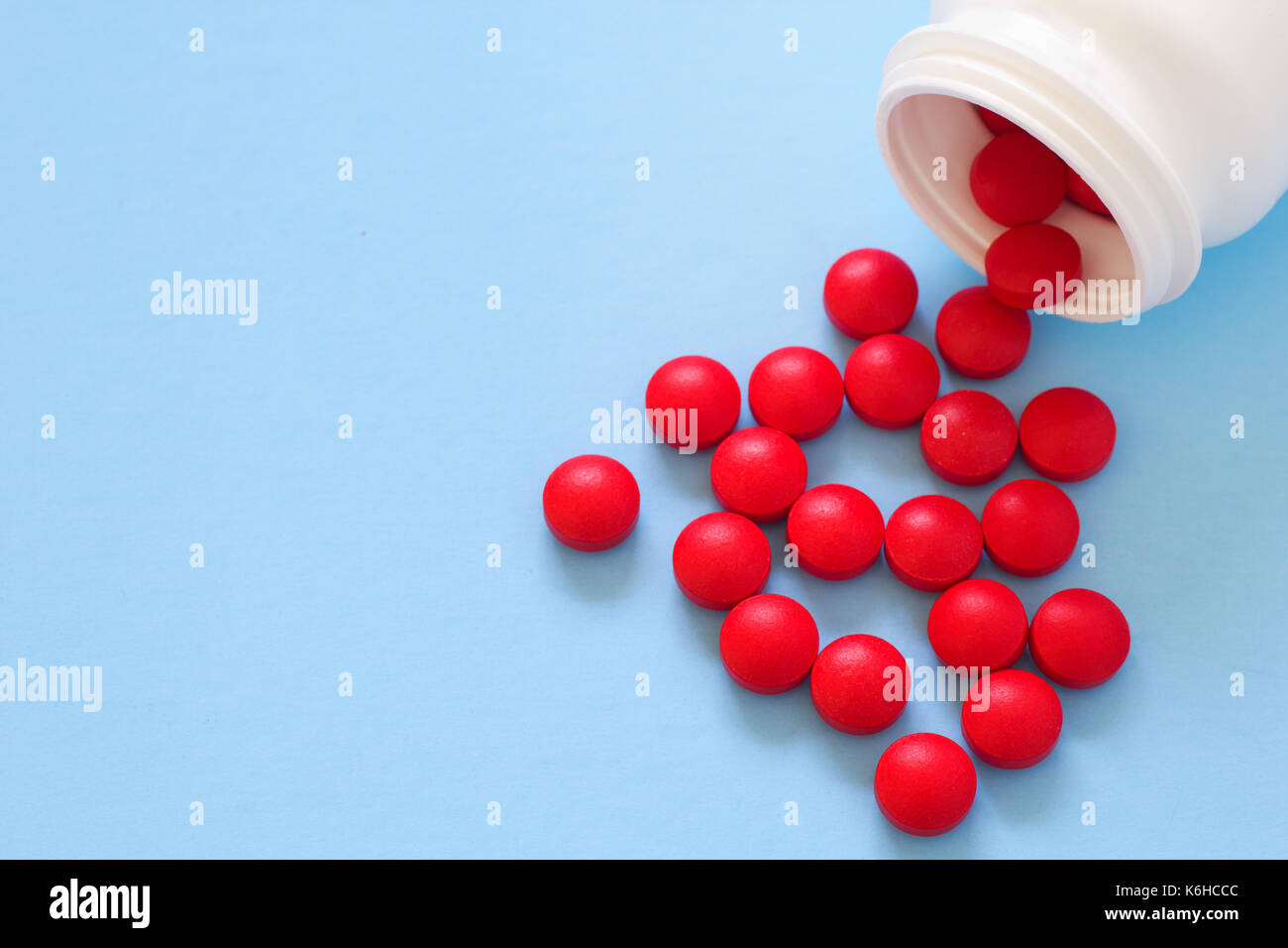 Pilules rouge en bouteille renversée Banque D'Images