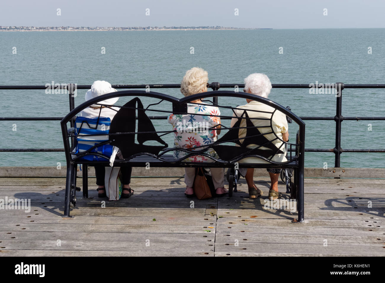 Trois femmes âgées assis sur un banc sur la jetée de Southend, Southend-on-Sea, Essex, Angleterre, Royaume-Uni, UK Banque D'Images