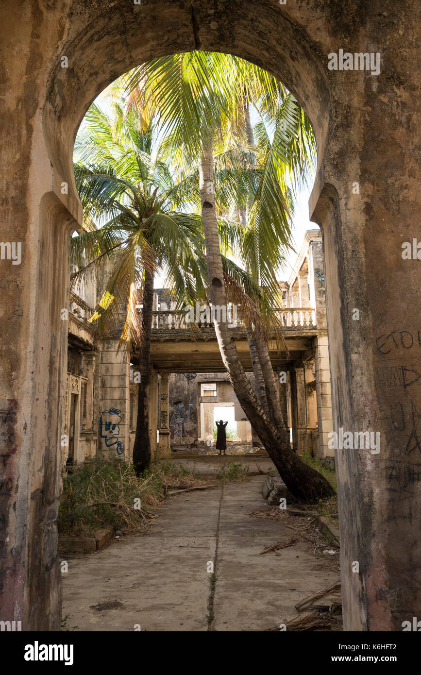 Ruines d'un bâtiment colonial français, Antsiranana, Diego Suarez, Madagascar Banque D'Images