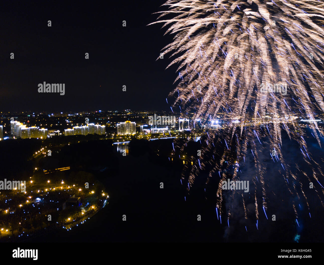 L'analyse d'artifice de drone. river et la nuit sur la ville. musical festival fin Banque D'Images