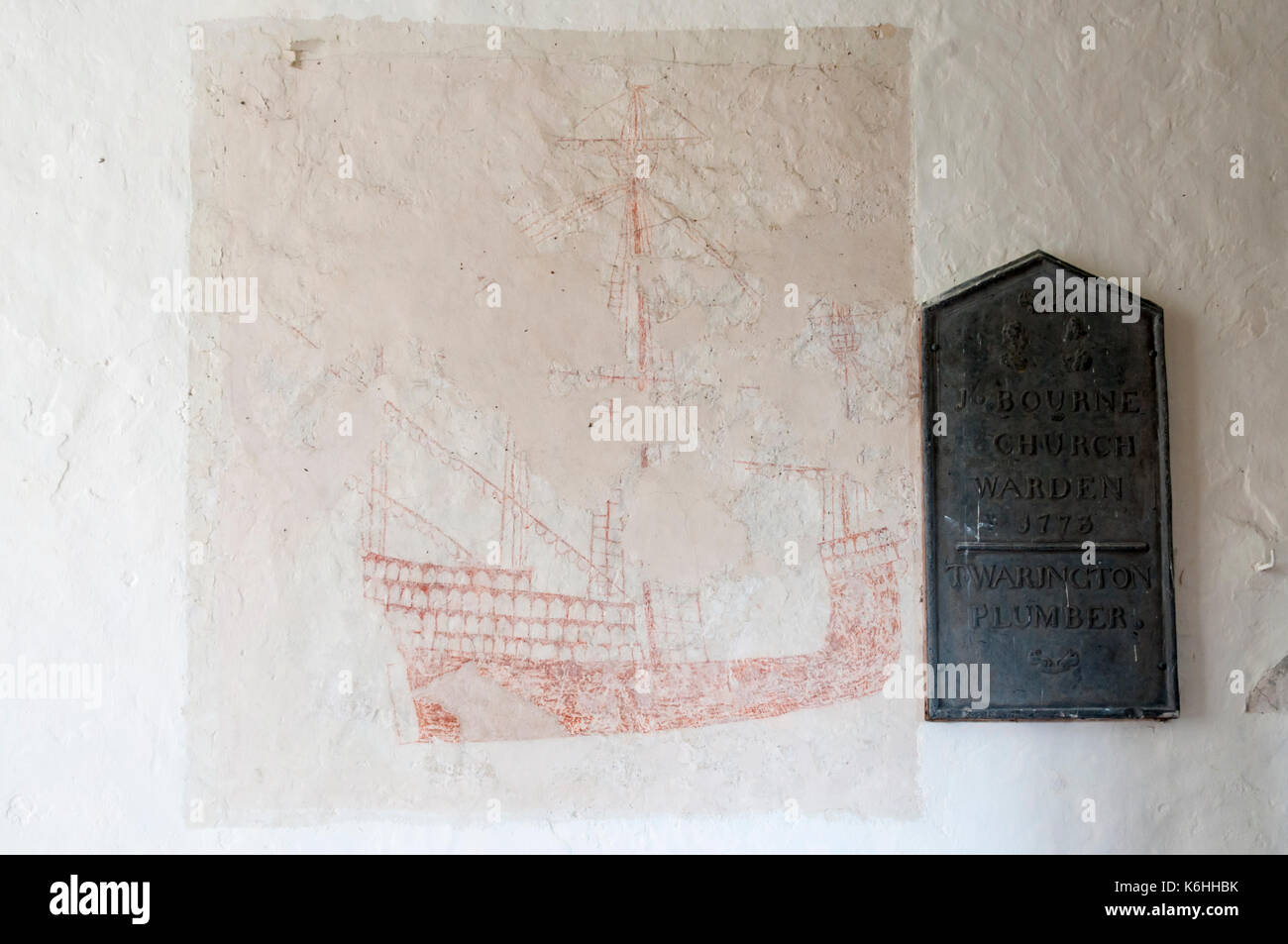 Xve siècle peinture de voilier sur le mur de l'église Snargate, Romney Marsh, Kent Banque D'Images