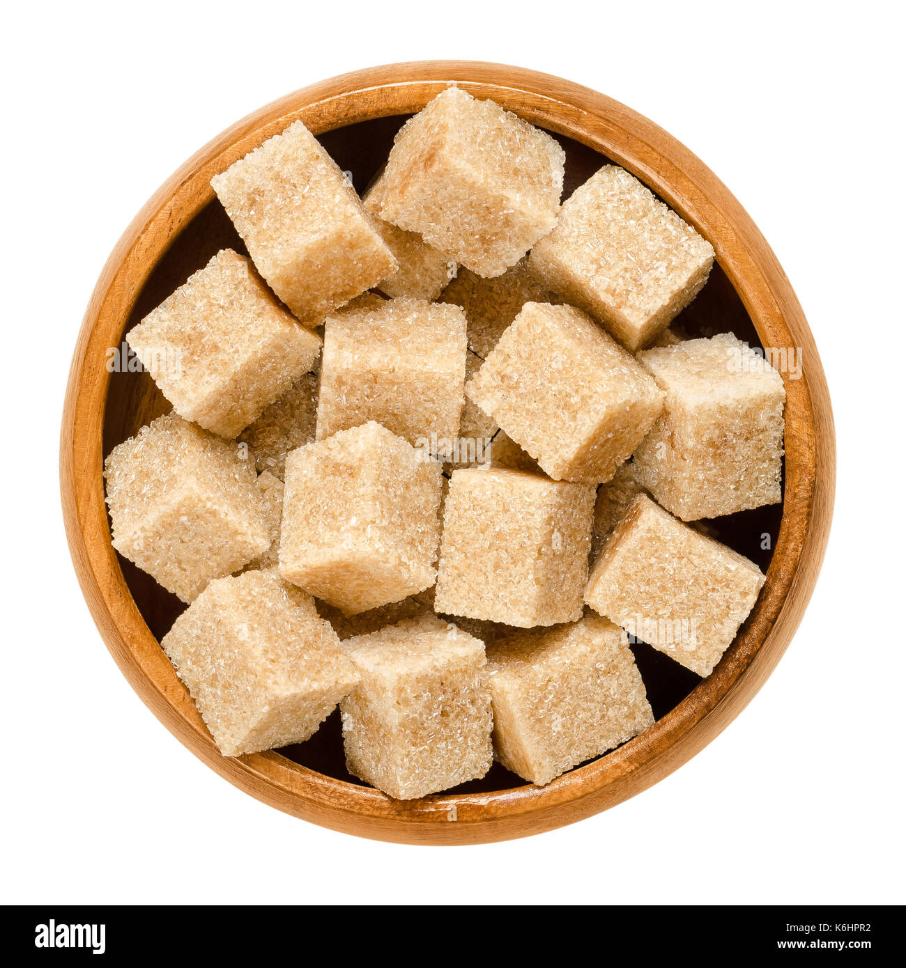 Cubes de sucre demerara brown dans bol en bois. Également appelé saccharose Sucre. lumbs avec produit sucre brun distinctif. macro photo. Banque D'Images