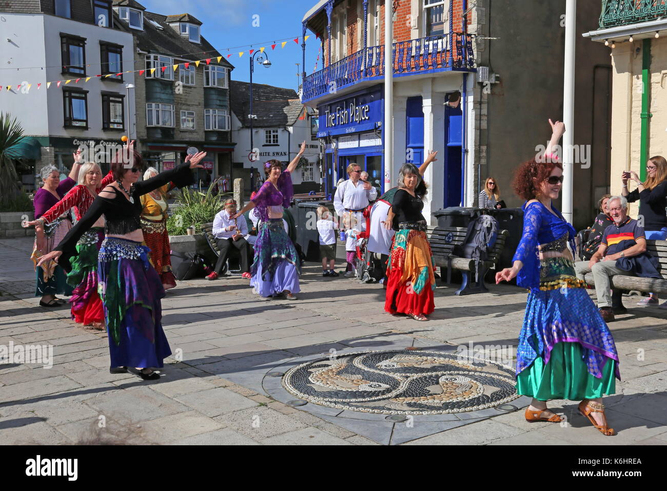 Bahara belly-danseurs, le Square, Swanage Folk Festival 2017, à l'île de Purbeck, Dorset, Angleterre, Grande-Bretagne, Royaume-Uni, UK, Europe Banque D'Images